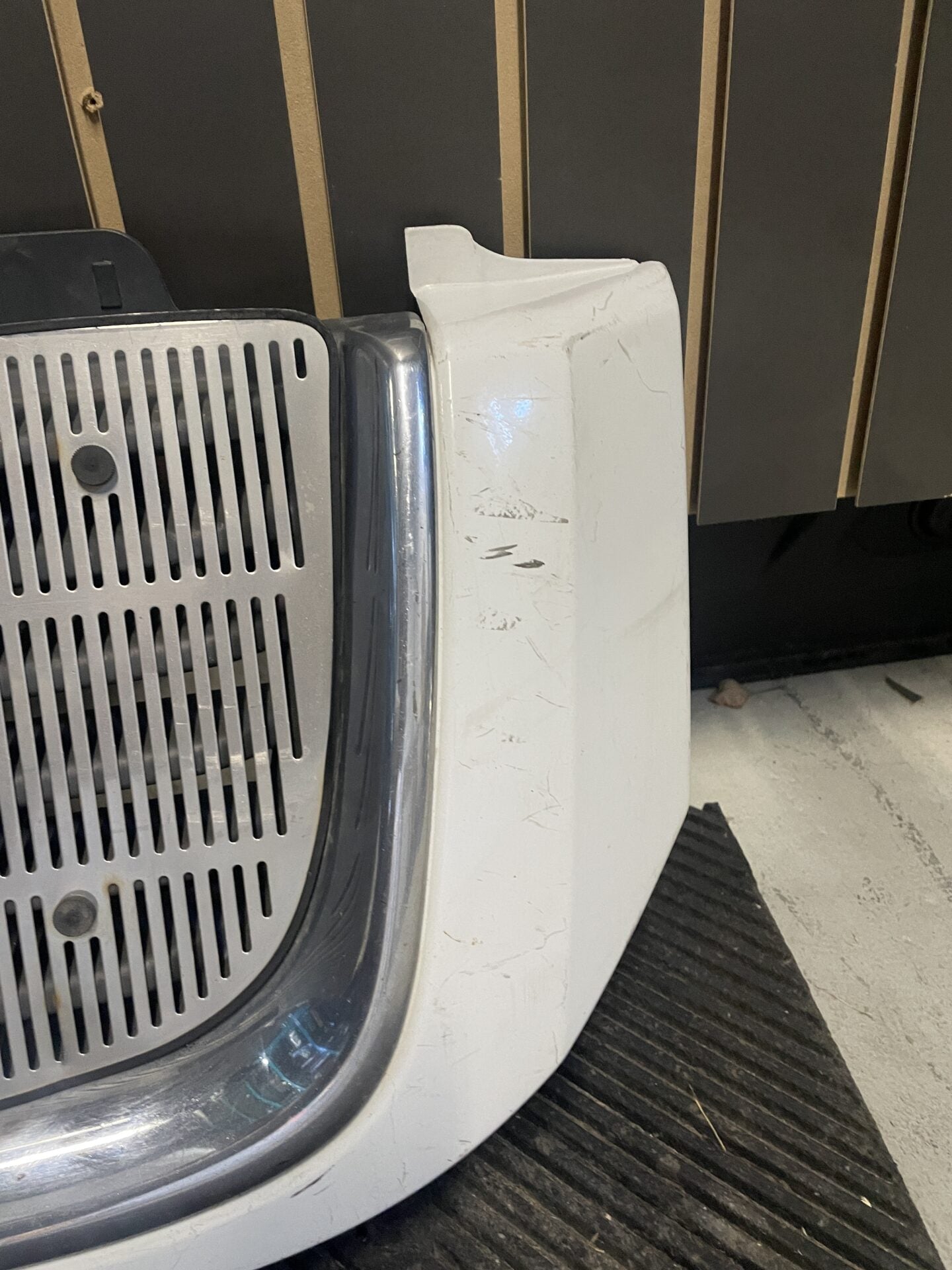 2002 - 2009 GMC ENVOY PARRILLA DELANTERA CROMADA