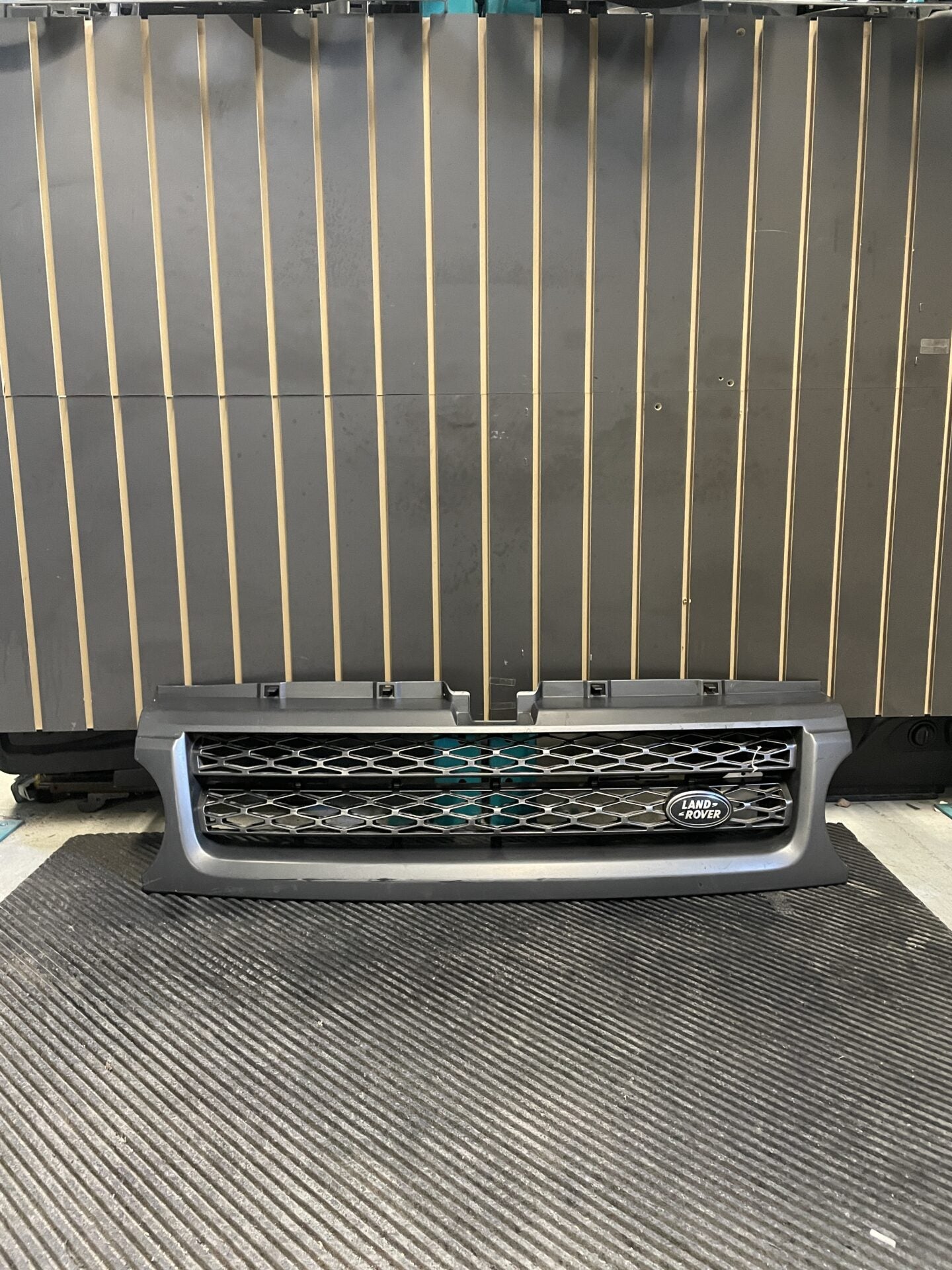 2010 - 2013 LAND ROVER SPORTS L320 FRONT GRILLE AH32-8138