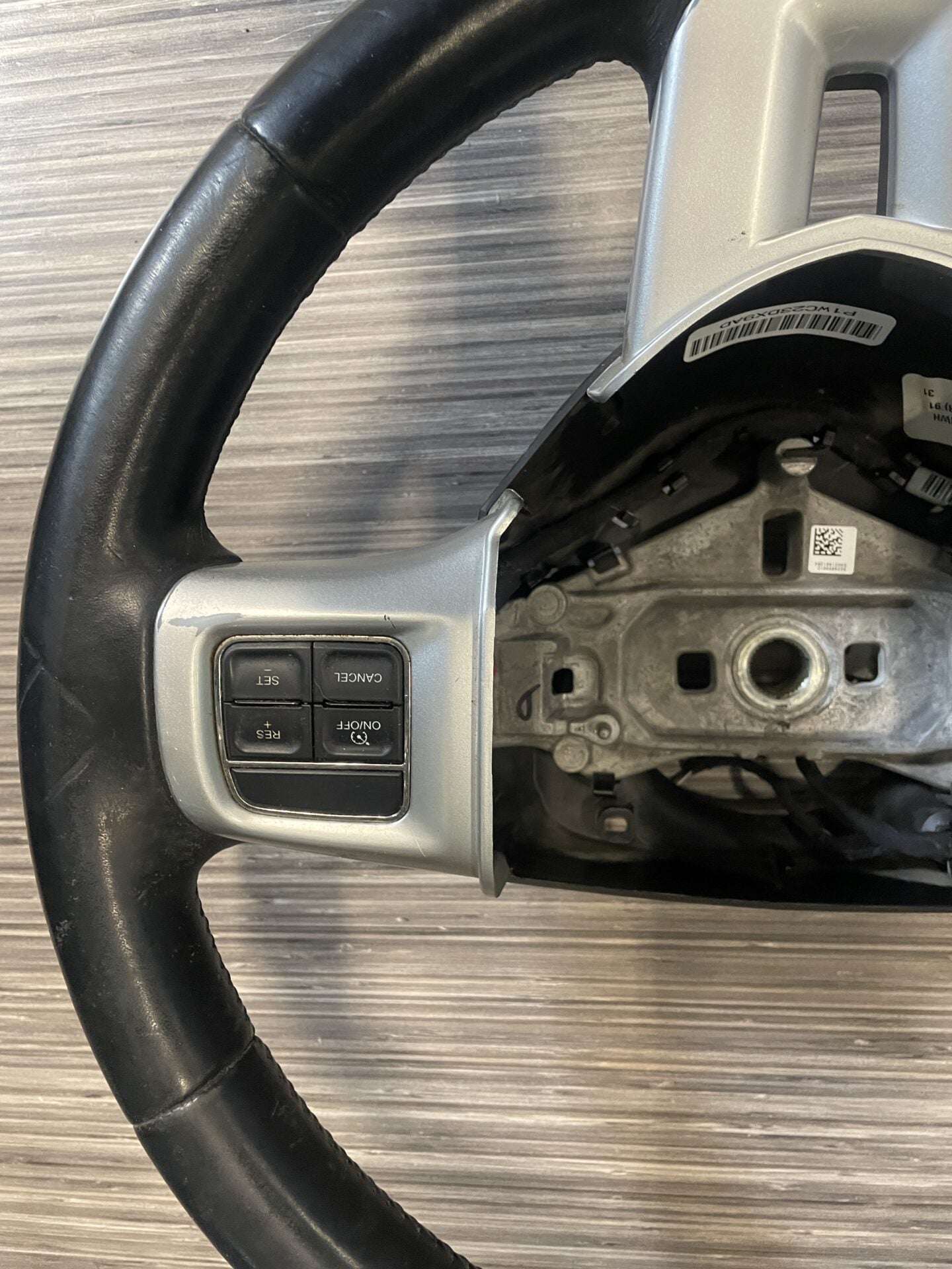 2011 - 2016 DODGE CARAVAN / CHRYSLER 300 VOLANT AVEC COMMANDES AUDIO 1WC23DX9AD