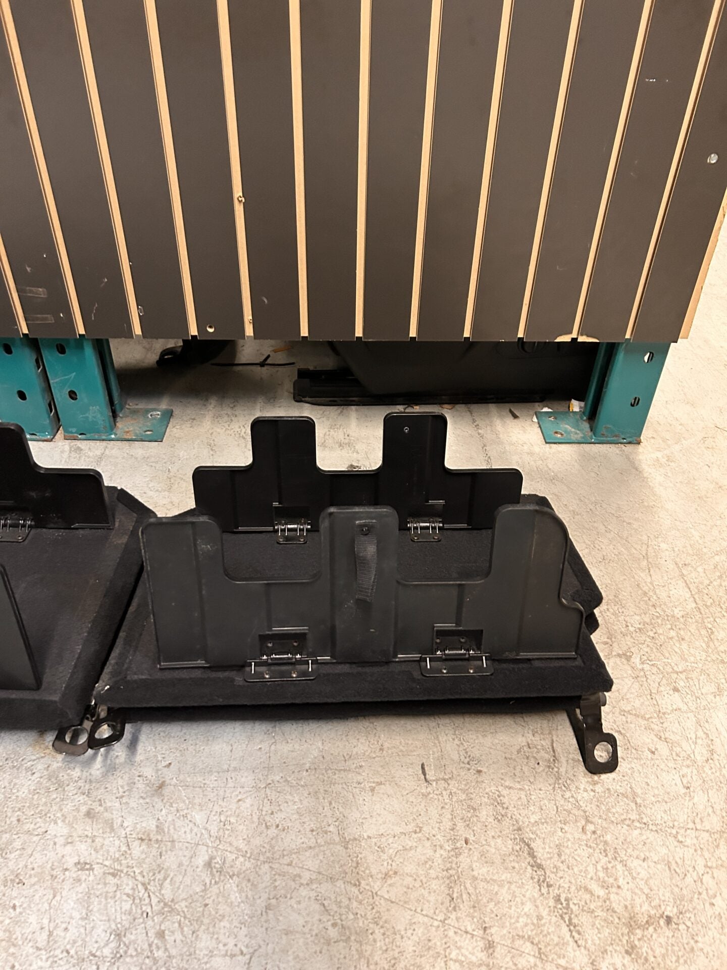 2013 - 2024 RAM 1500 / 2500 / 3500 CONJUNTO DE PISO DE CARGA PLEGABLE LADO IZQUIERDO Y DERECHO 5SD54DX9AD