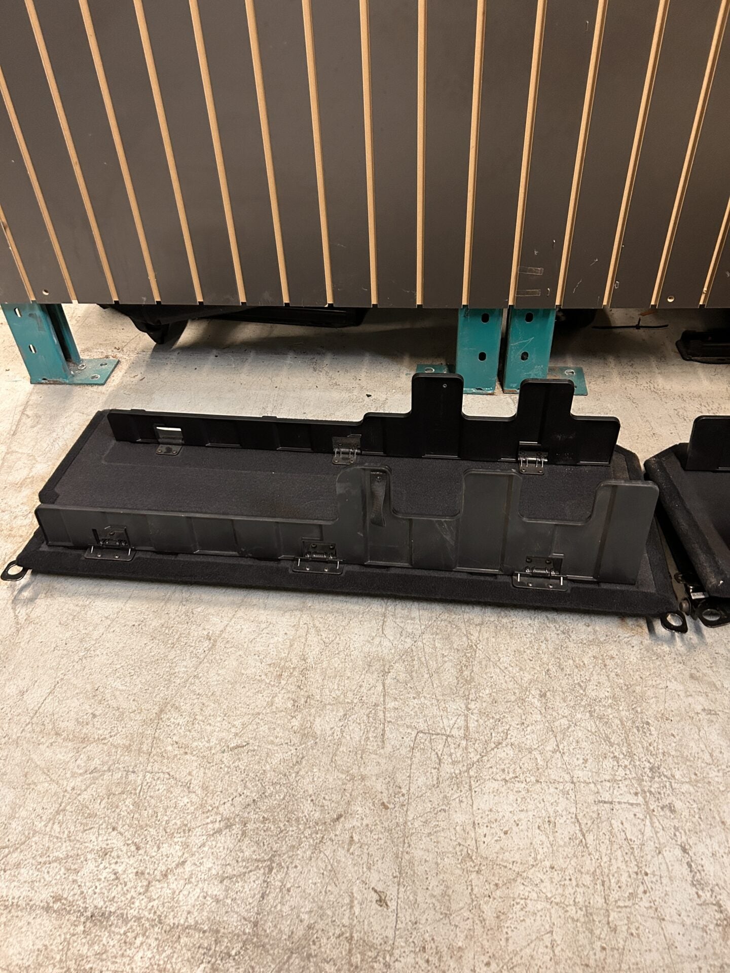 2013 - 2024 RAM 1500 / 2500 / 3500 CONJUNTO DE PISO DE CARGA PLEGABLE LADO IZQUIERDO Y DERECHO 5SD54DX9AD