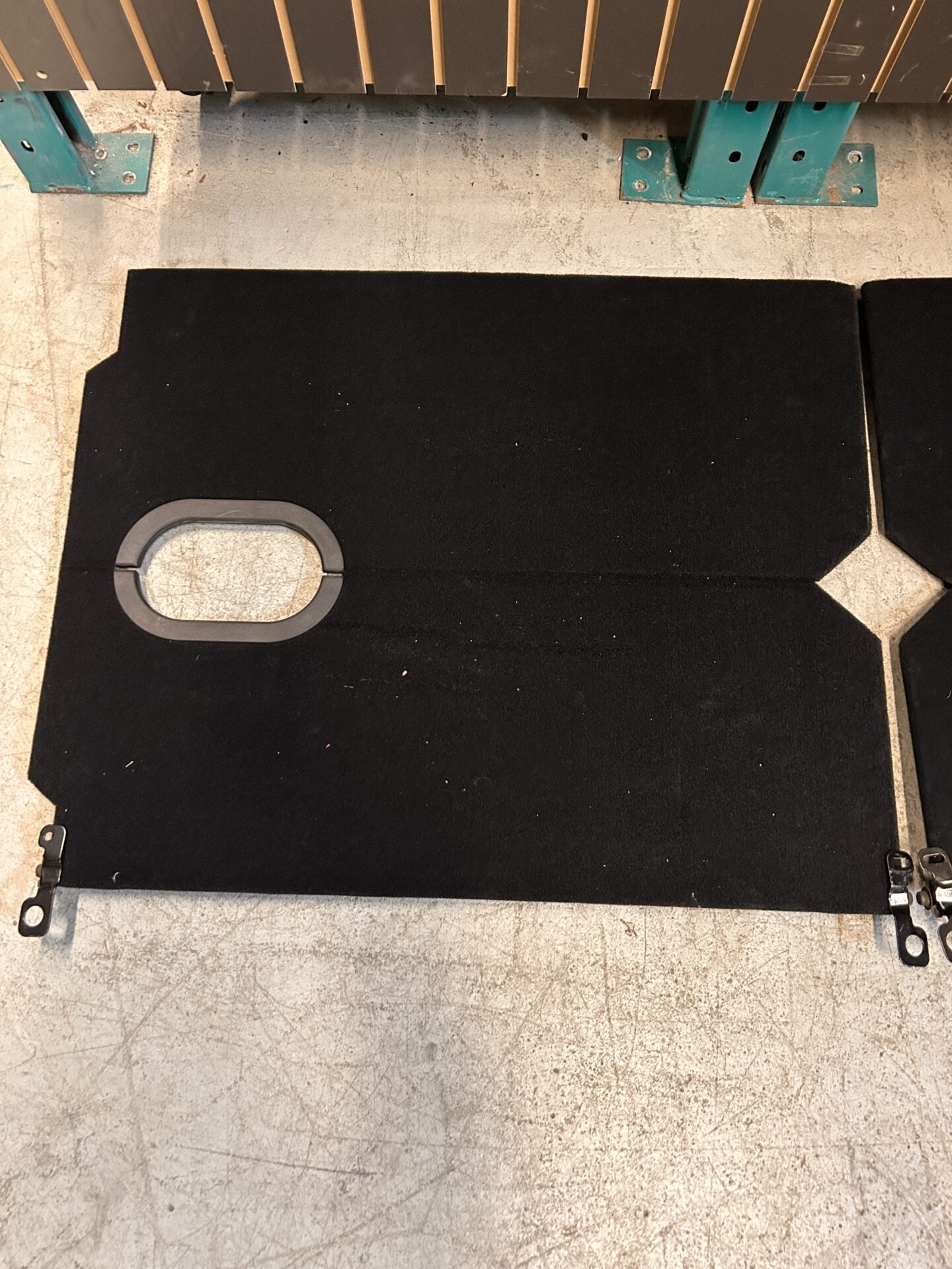 2013 - 2024 RAM 1500 / 2500 / 3500 CONJUNTO DE PISO DE CARGA PLEGABLE LADO IZQUIERDO Y DERECHO 5SD54DX9AD