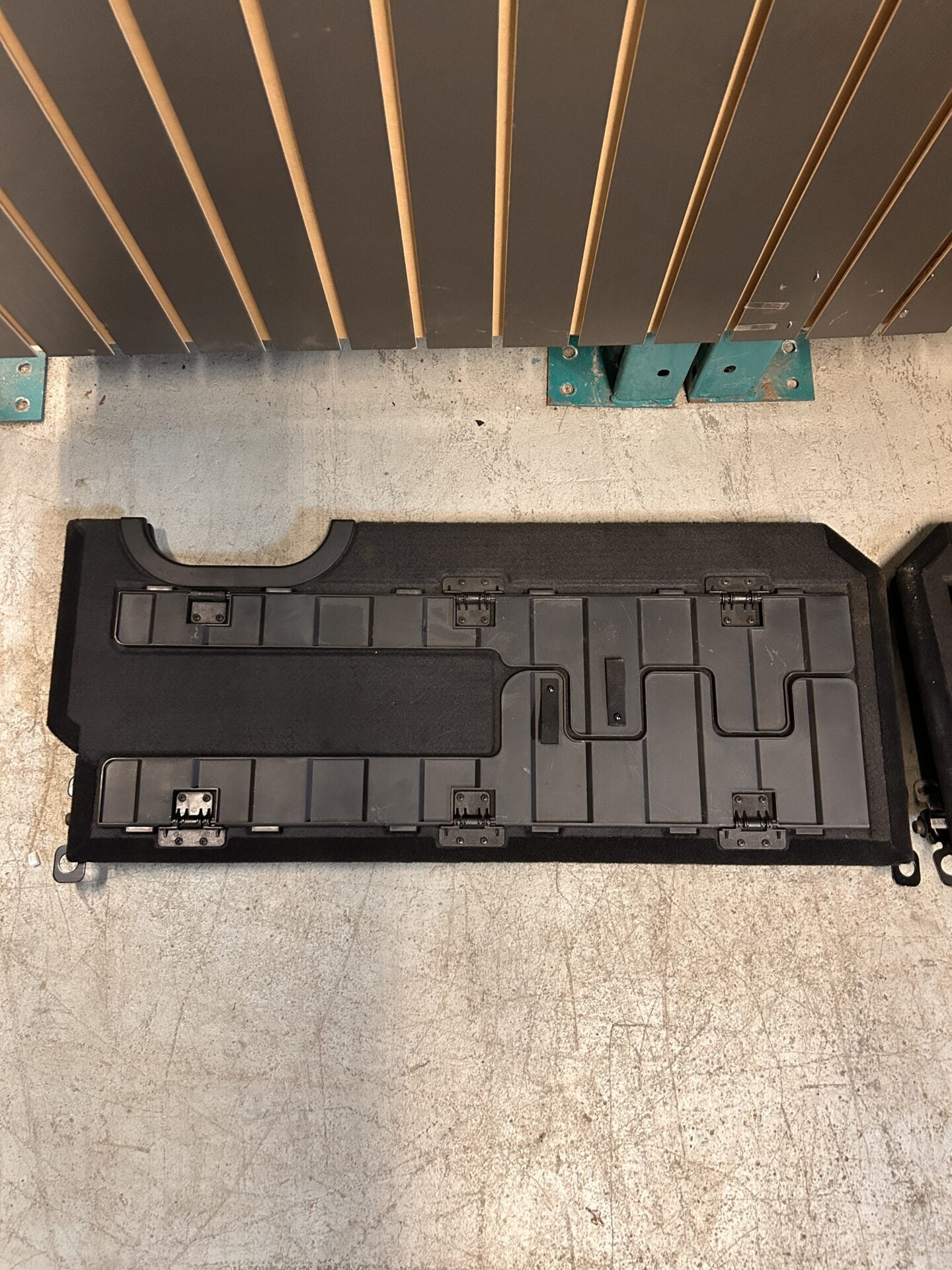 2013 - 2024 RAM 1500 / 2500 / 3500 CONJUNTO DE PISO DE CARGA PLEGABLE LADO IZQUIERDO Y DERECHO 5SD54DX9AD