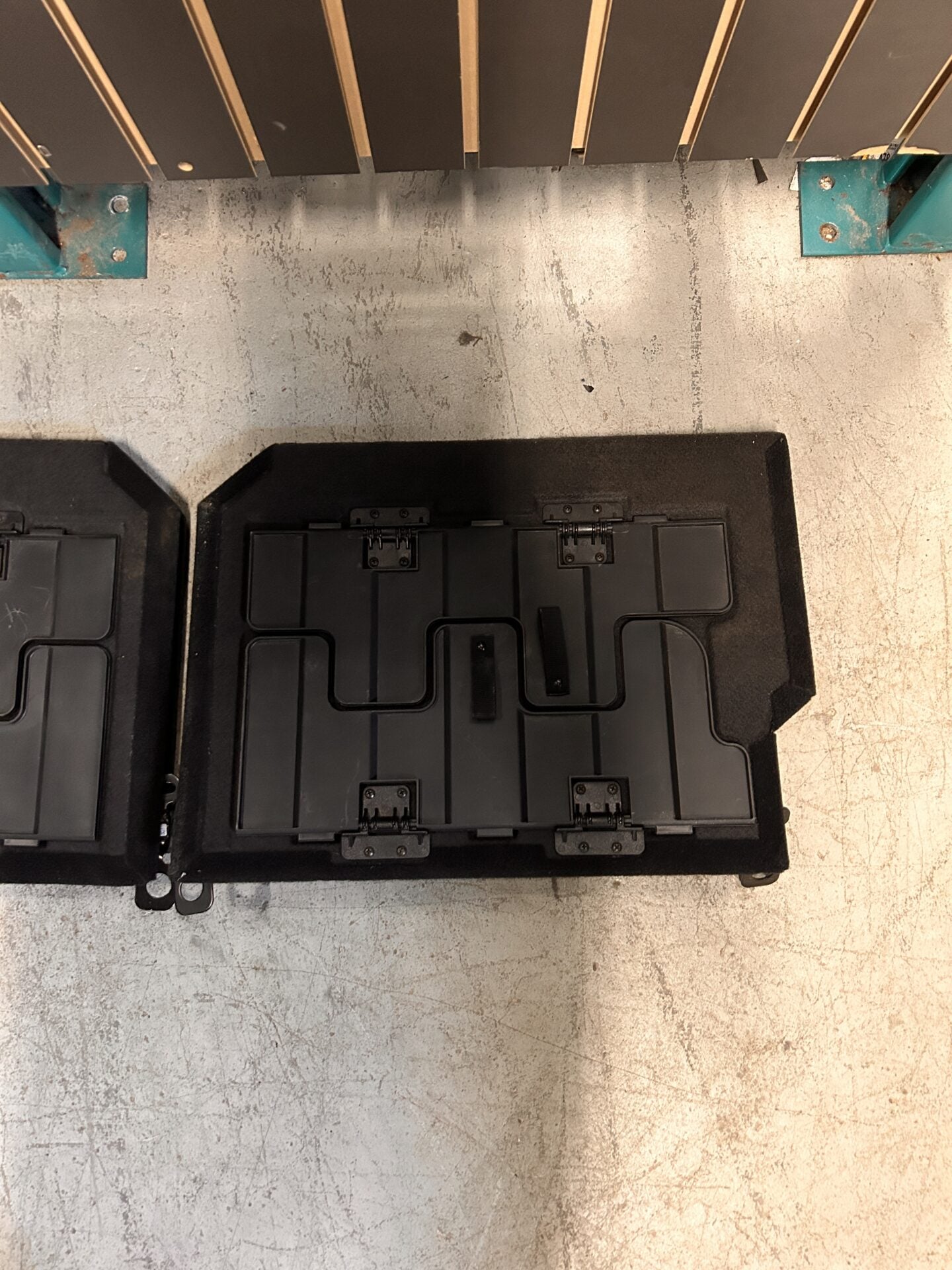 2013 - 2024 RAM 1500 / 2500 / 3500 CONJUNTO DE PISO DE CARGA PLEGABLE LADO IZQUIERDO Y DERECHO 5SD54DX9AD