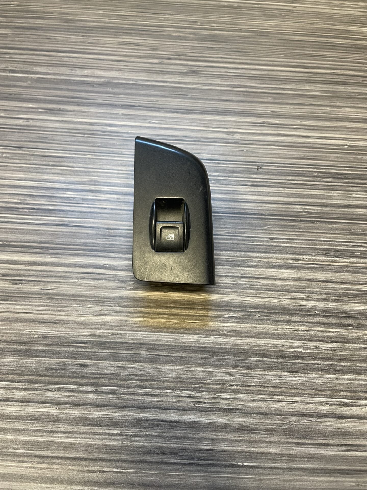 2014 - 2022 CHEVY SILVERADO / TAHOE / SUBURBAN / GMC SIERRA / YUKON DRIVER SIDE REAR WINDOW SWITCH 23180793 23436335 23436102