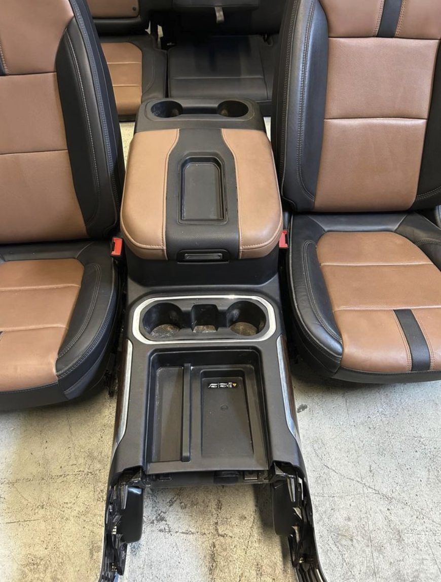 JUEGO DE ASIENTOS DE CUERO MARRÓN Y CONSOLA CENTRAL HIGH COUNTRY PARA CHEVY SILVERADO 1500 2500 3500 2019-2024. (COMPATIBLE CON SIERRA)