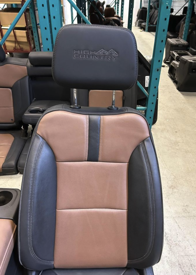 JUEGO DE ASIENTOS DE CUERO MARRÓN Y CONSOLA CENTRAL HIGH COUNTRY PARA CHEVY SILVERADO 1500 2500 3500 2019-2024. (COMPATIBLE CON SIERRA)