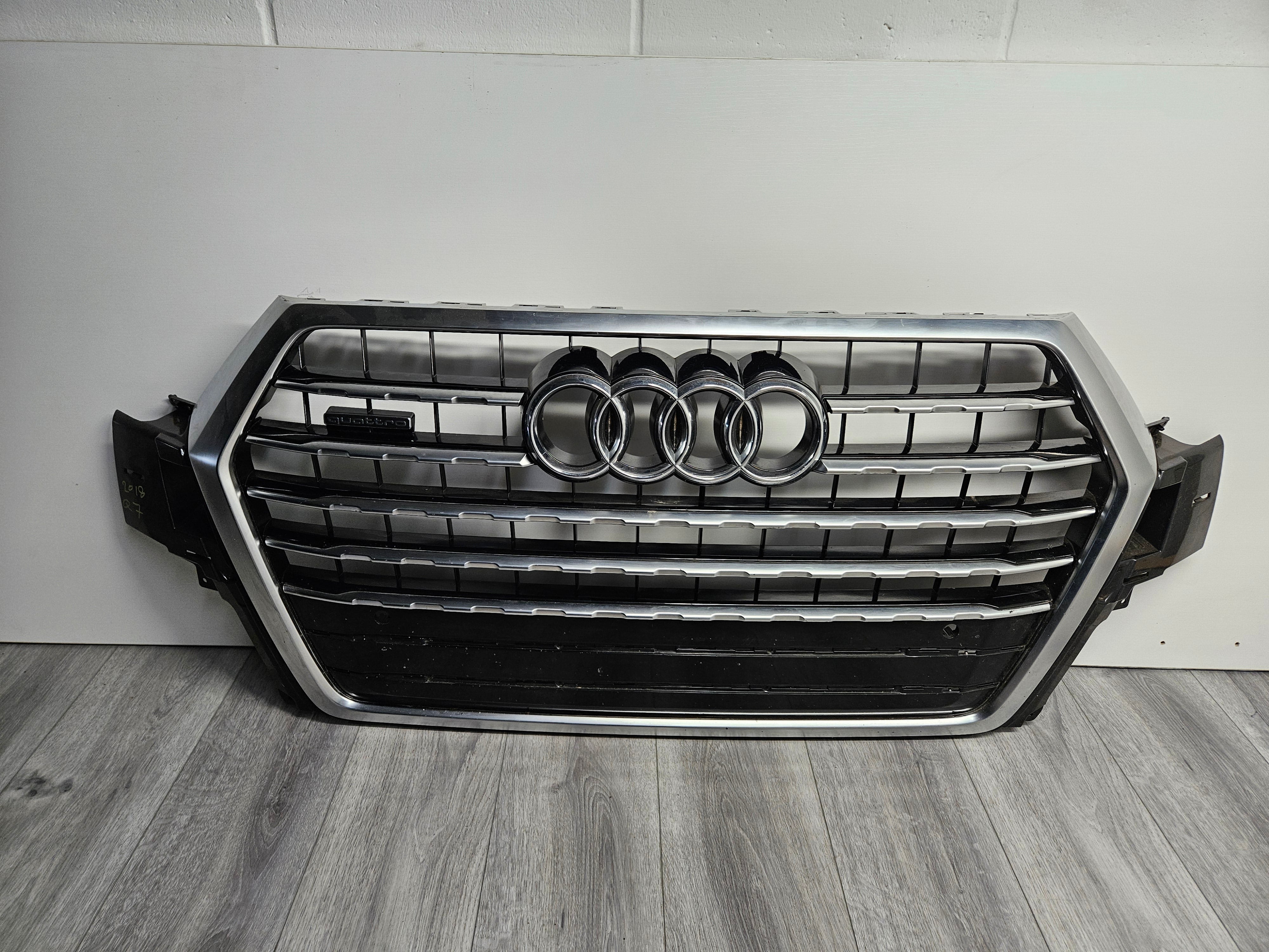 2016 - 2018 AUDI Q7 QUATTRO CENTER GRILLE 4MO 853 651 F