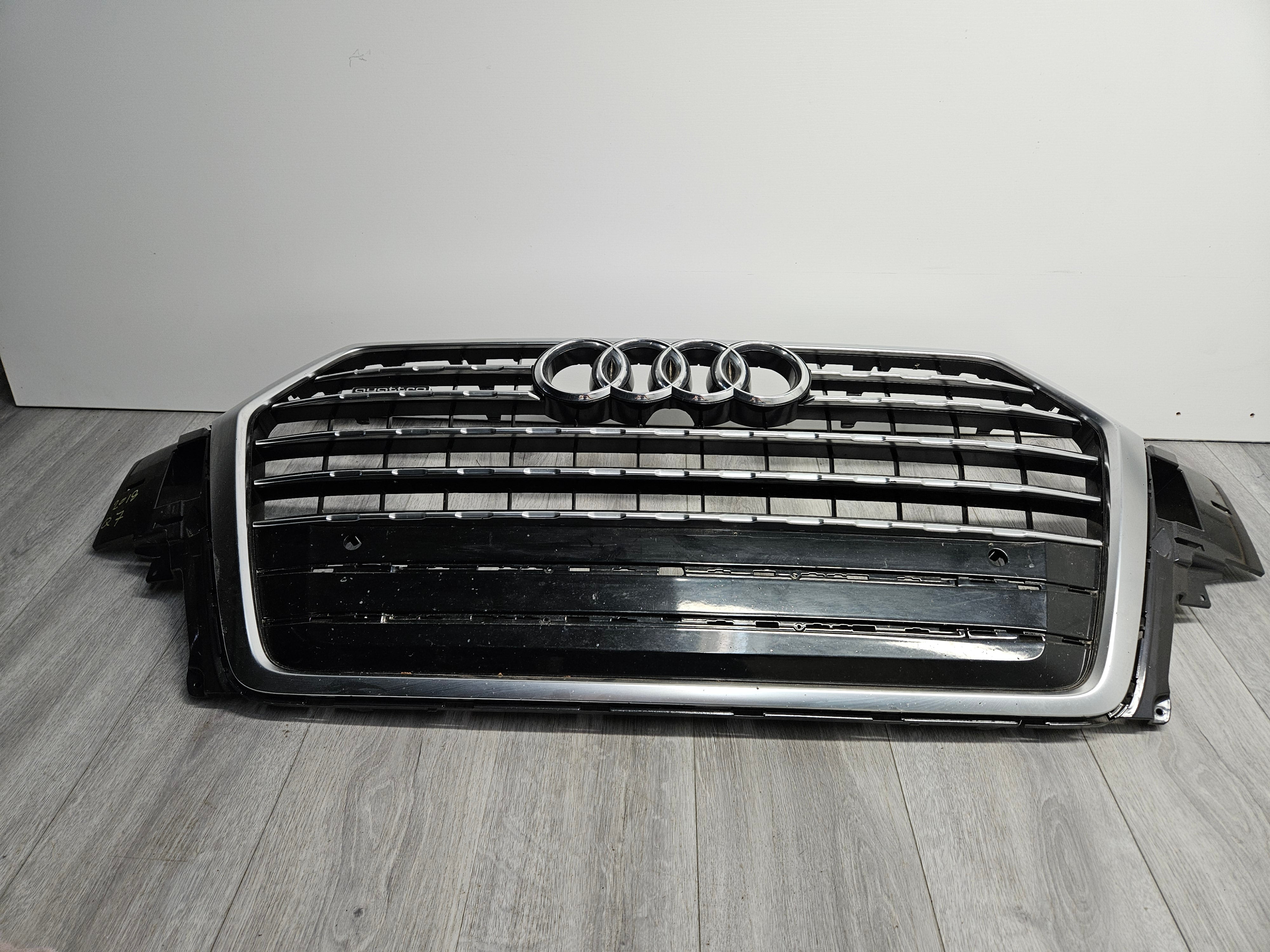 2016 - 2018 AUDI Q7 QUATTRO CENTER GRILLE 4MO 853 651 F