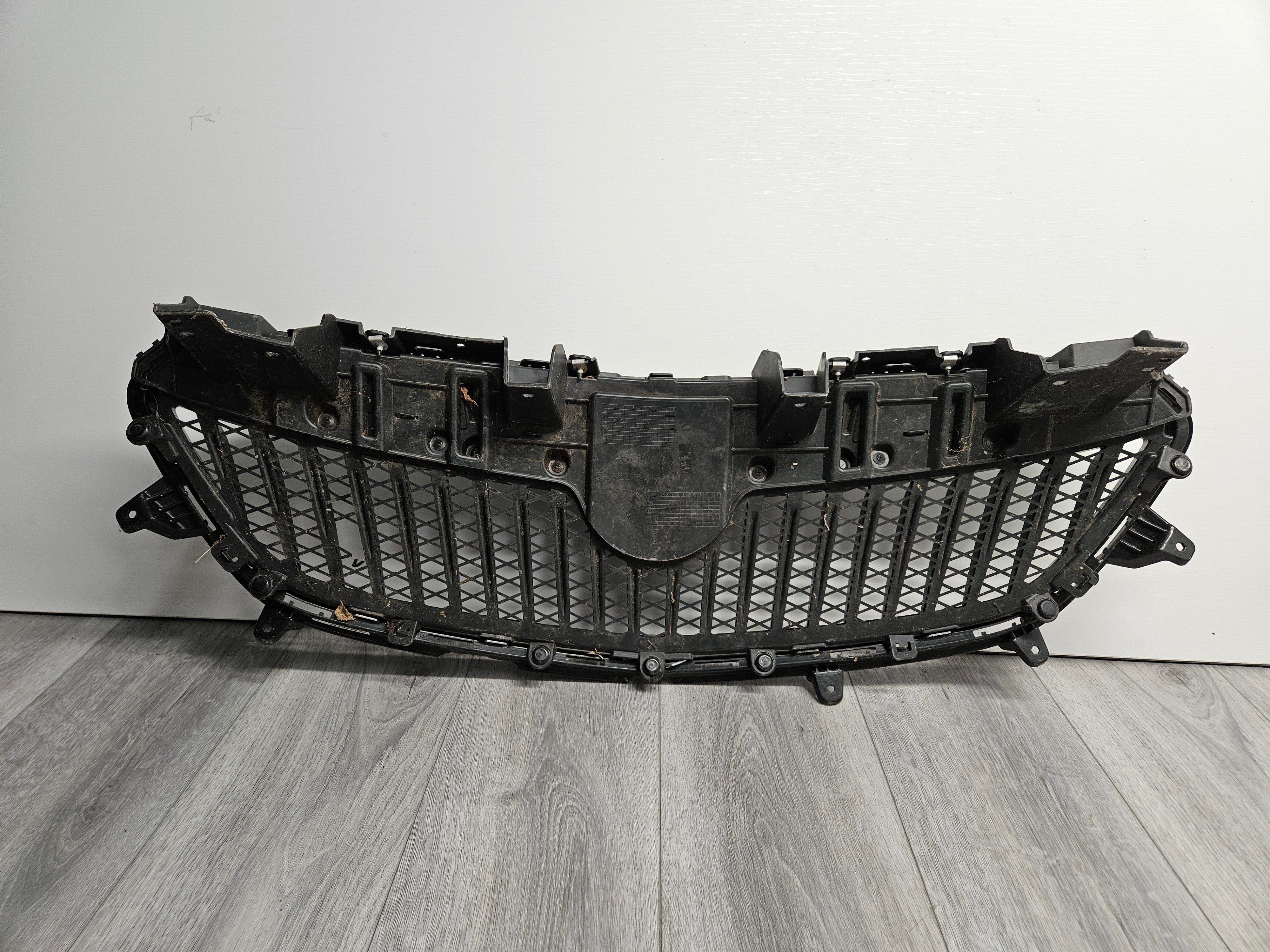 2017 - 2020 BUICK ENCORE CENTER GRILLE 42582101