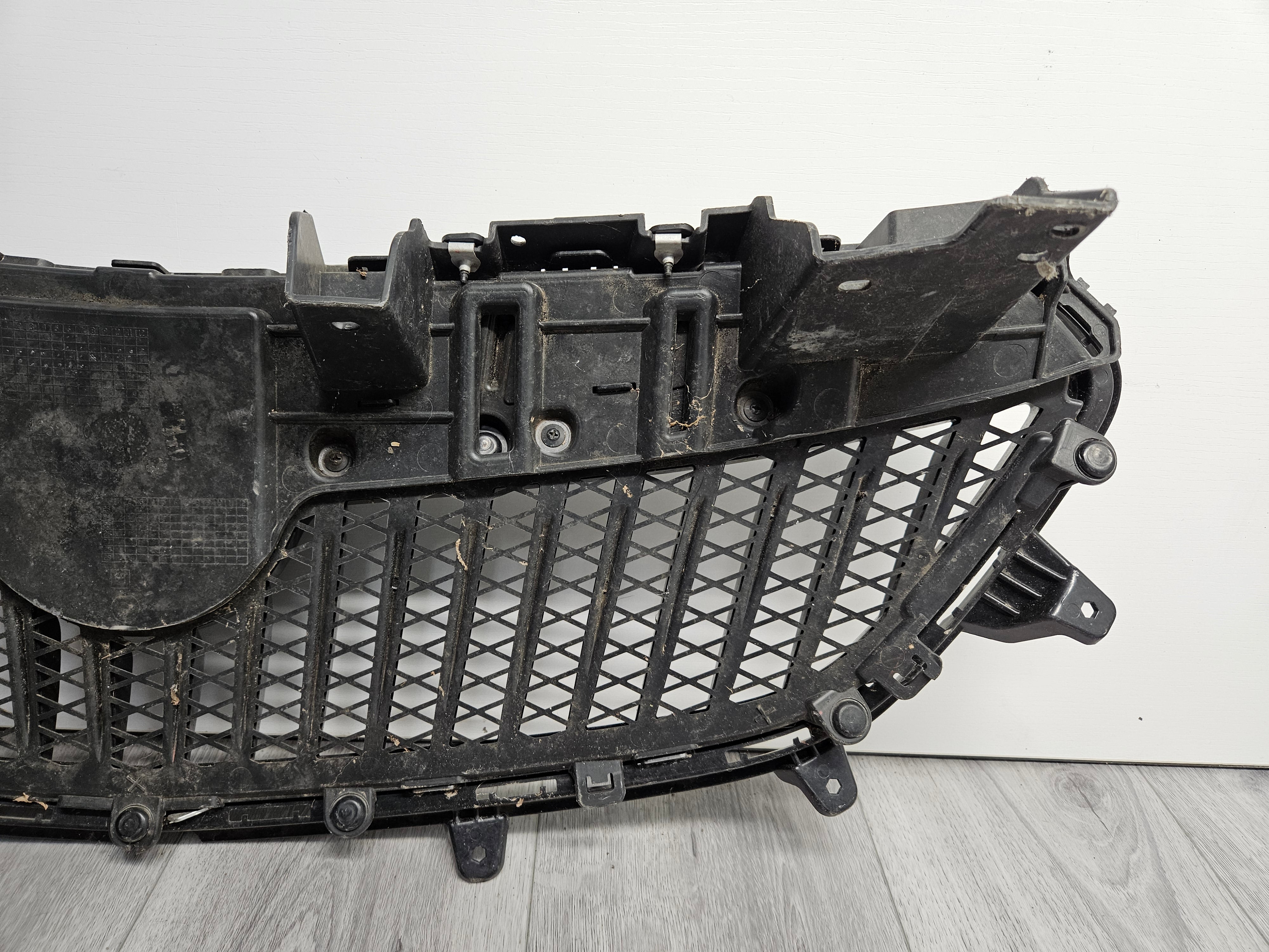 2017 - 2020 BUICK ENCORE CENTER GRILLE 42582101