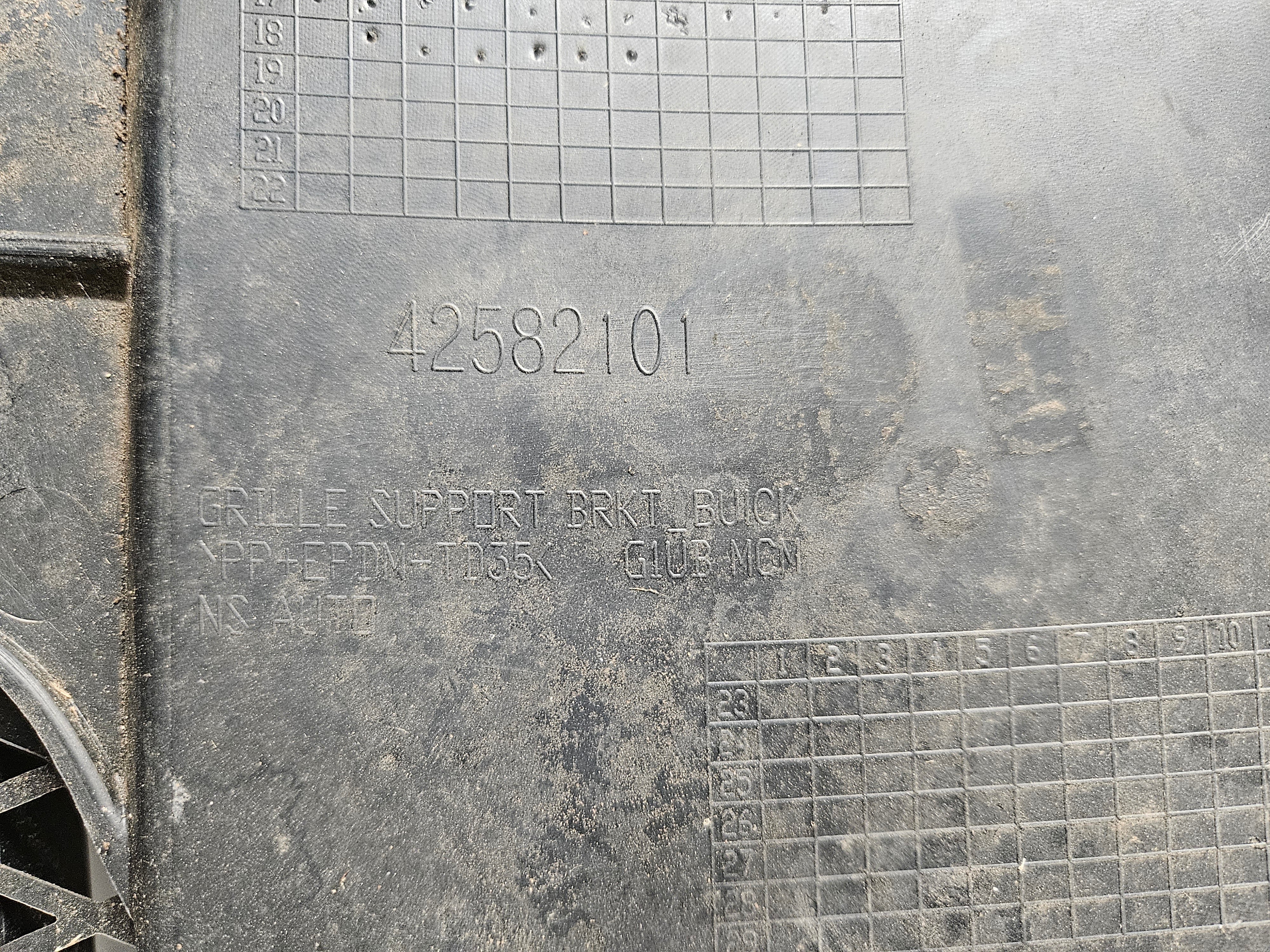 2017 - 2020 BUICK ENCORE CENTER GRILLE 42582101