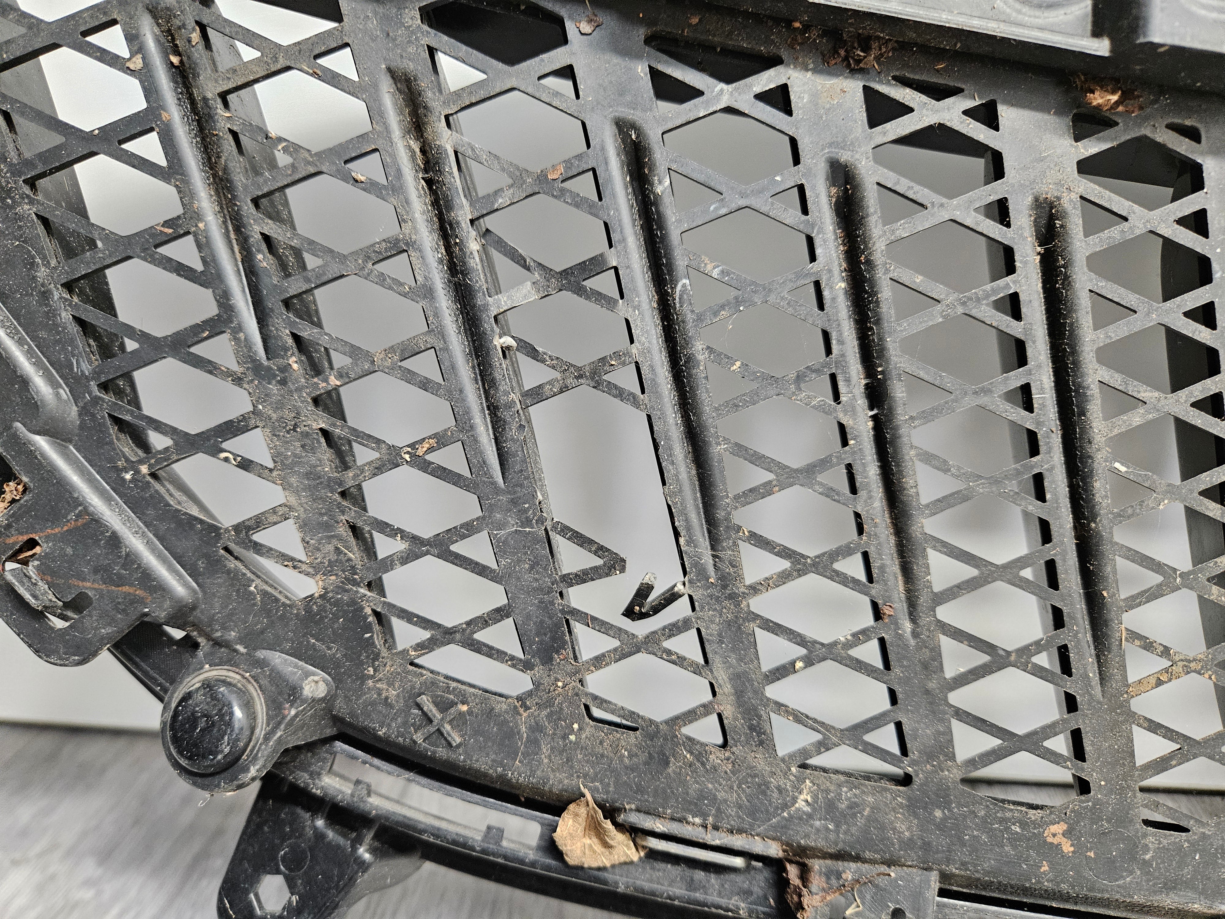 2017 - 2020 BUICK ENCORE CENTER GRILLE 42582101