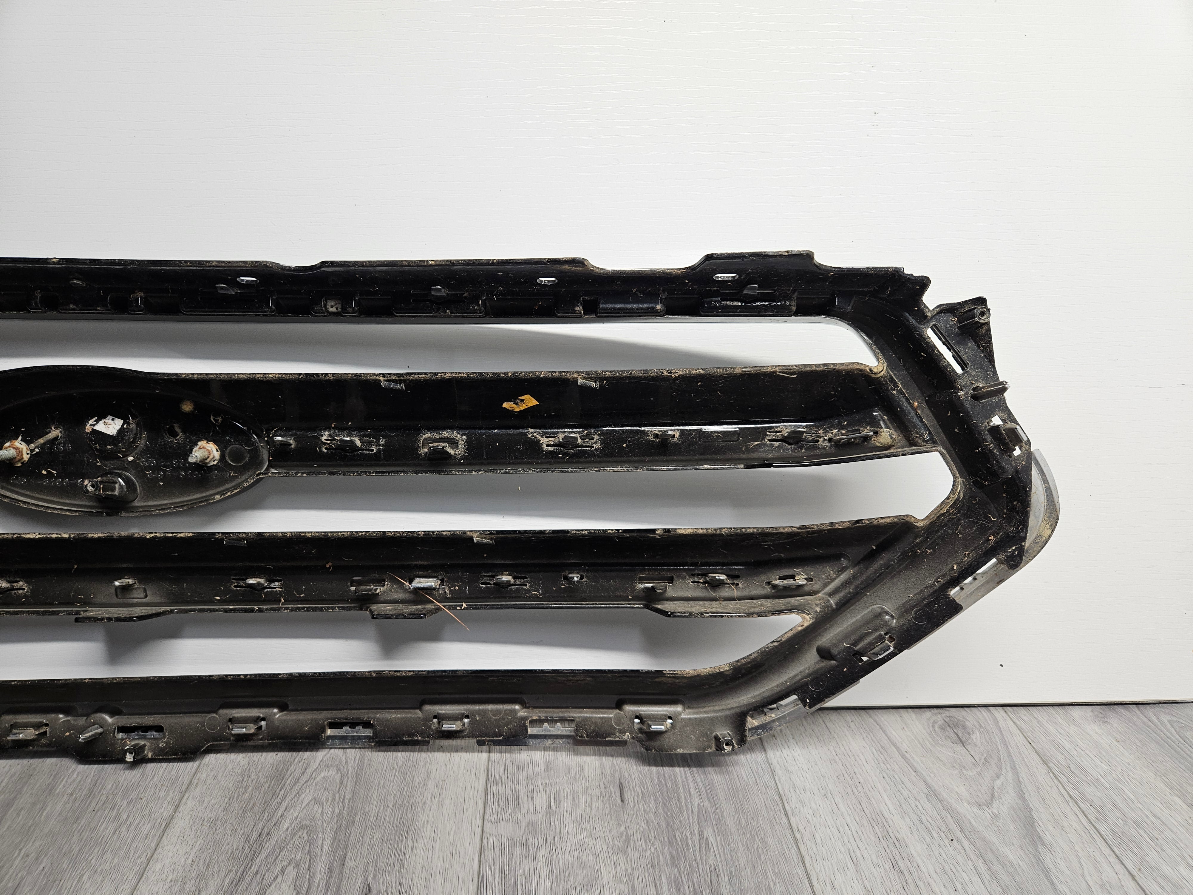 2017 - 2019 FORD ESCAPE FRONT UPPER GRILLE GJ54-8200-DAW