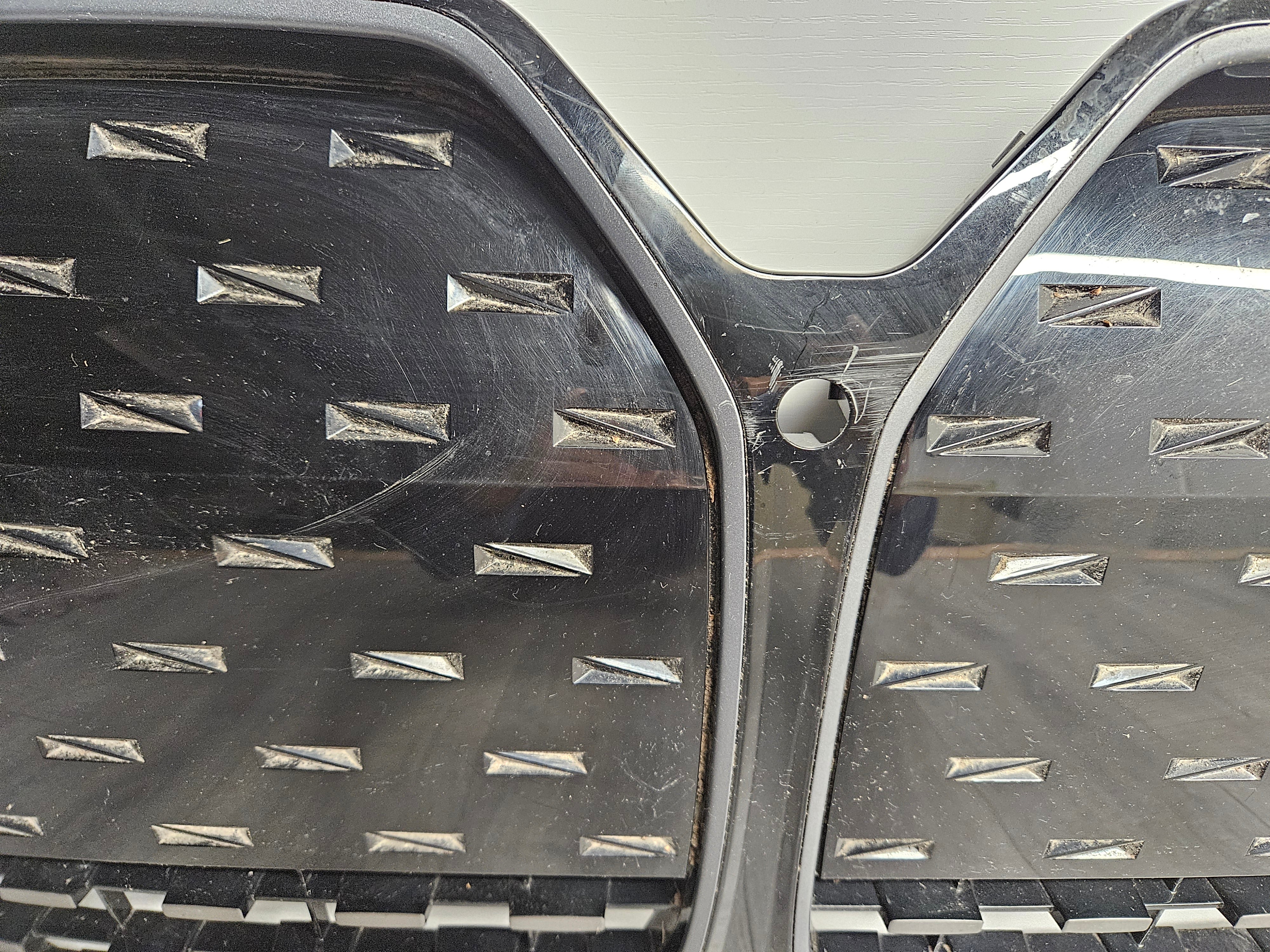2021 - 2024 BMW I4 G26 FRONT BUMPER UPPER GRILLE OEM USED BM192.5Y00