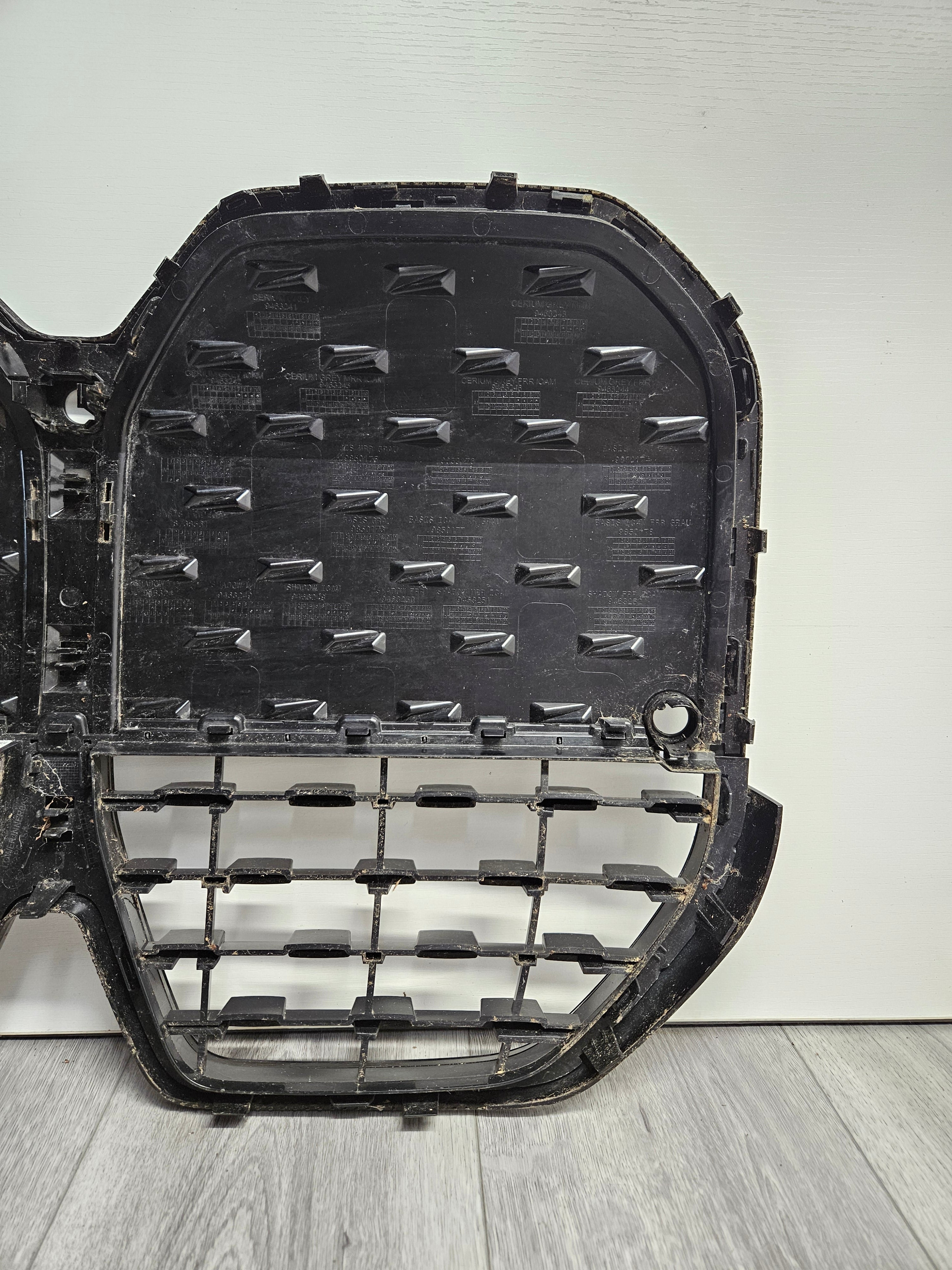 2021 - 2024 BMW I4 G26 FRONT BUMPER UPPER GRILLE OEM USED BM192.5Y00