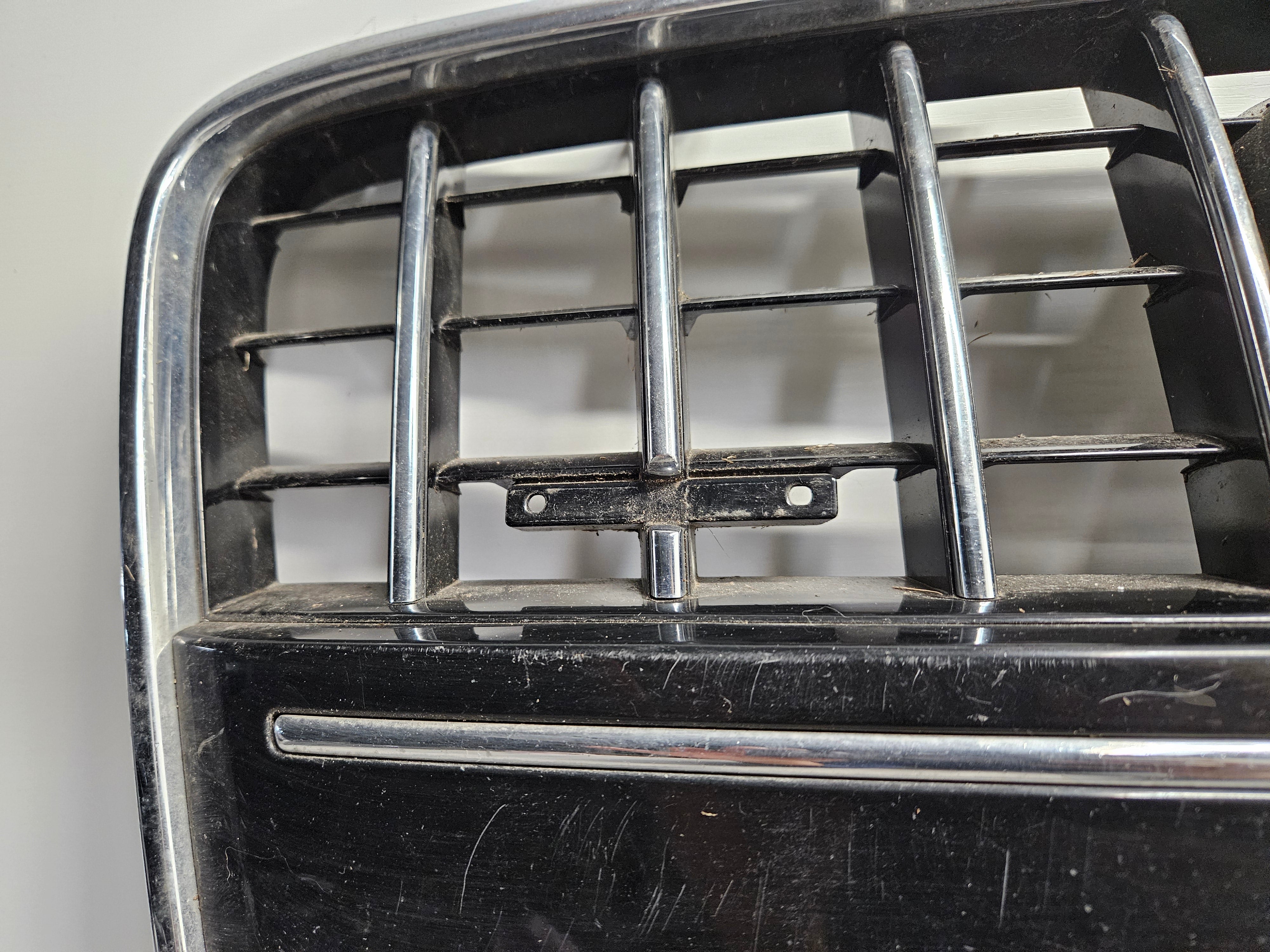 2010 - 2015 AUDI Q7 FRONT BUMPER GRILLE 4LO 853 651 H