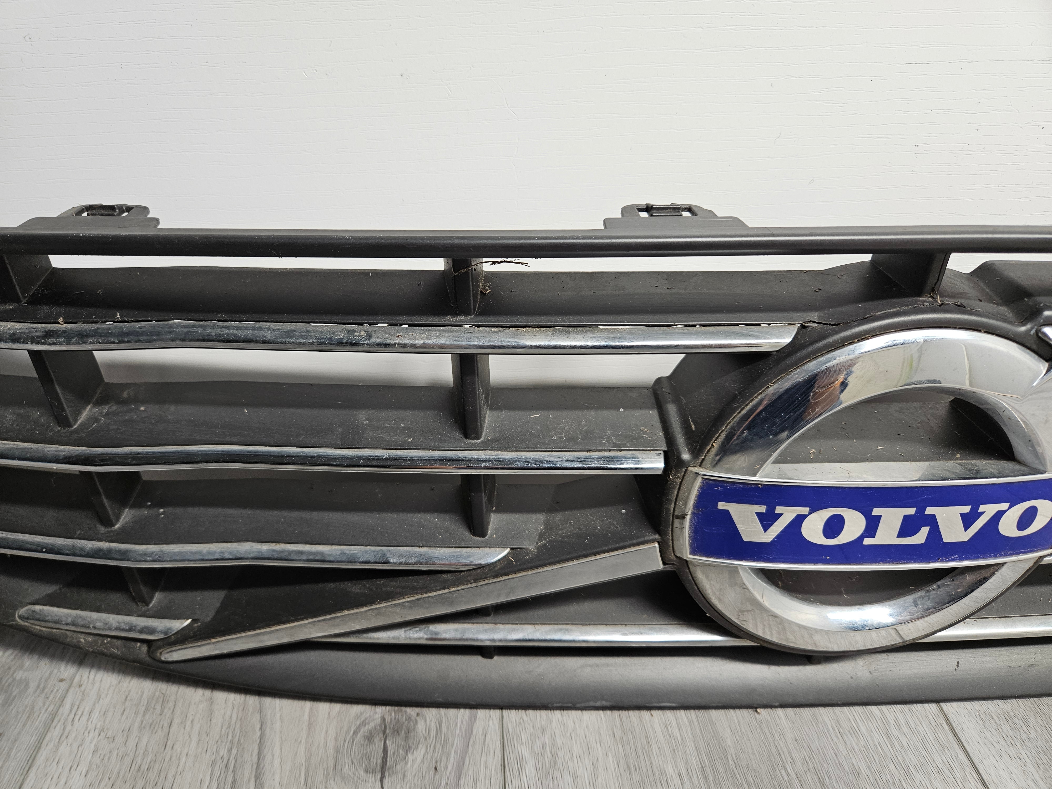 2014 - 2018 VOLVO V60 S60 FRONT BUMPER UPPER GRILLE 31333834
