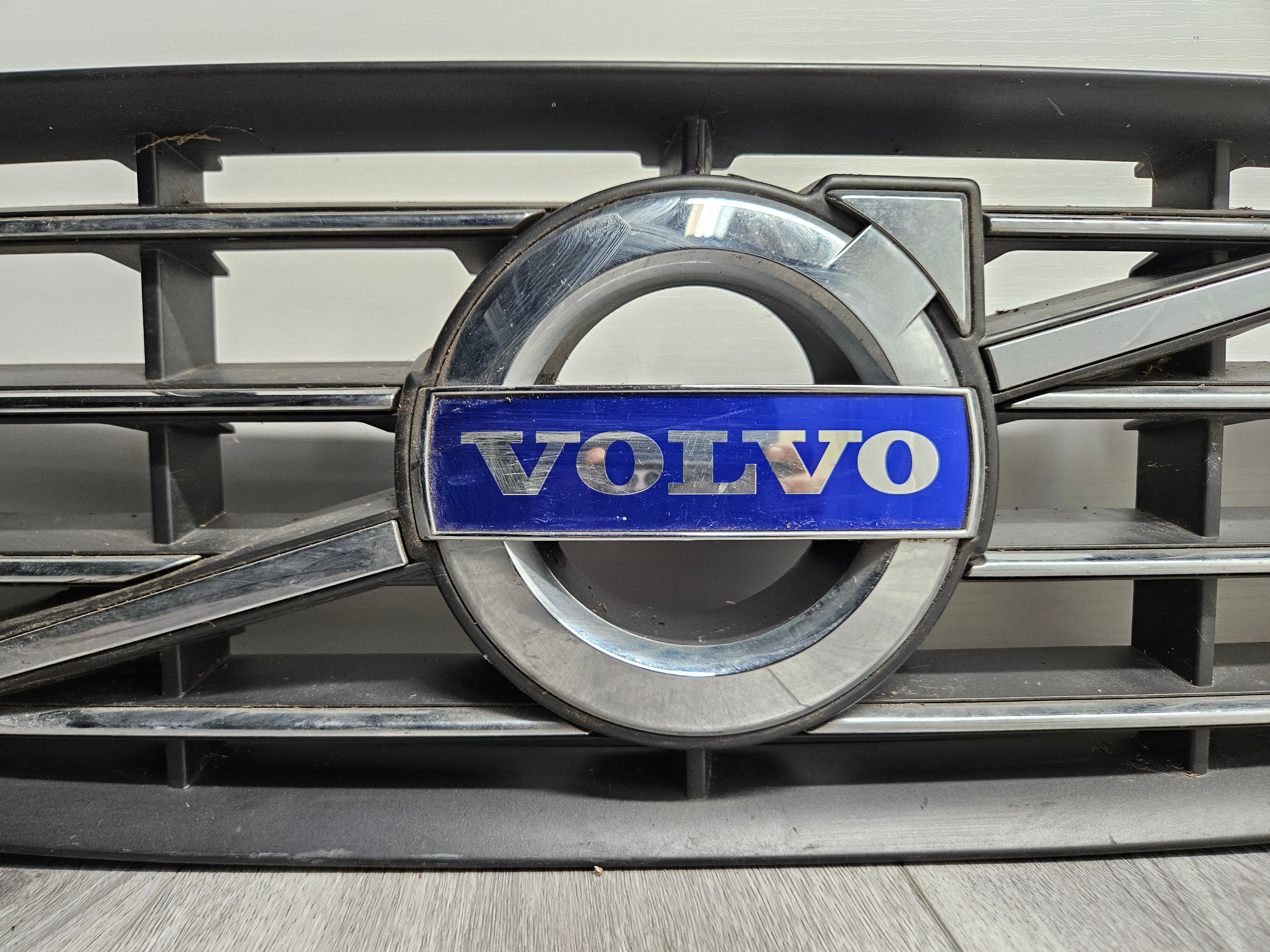2014 - 2018 VOLVO V60 S60 FRONT BUMPER UPPER GRILLE 31333834