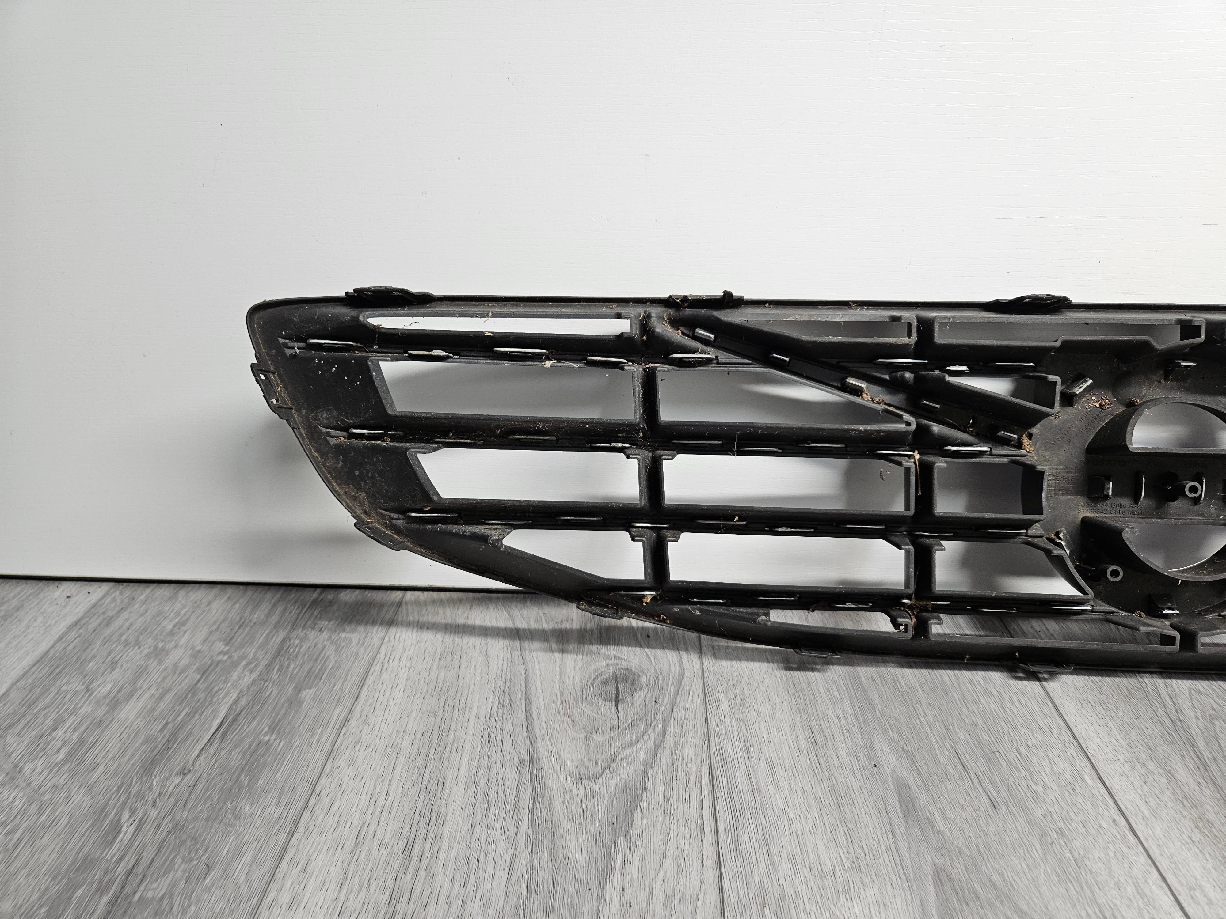 2014 - 2018 VOLVO V60 S60 FRONT BUMPER UPPER GRILLE 31333834