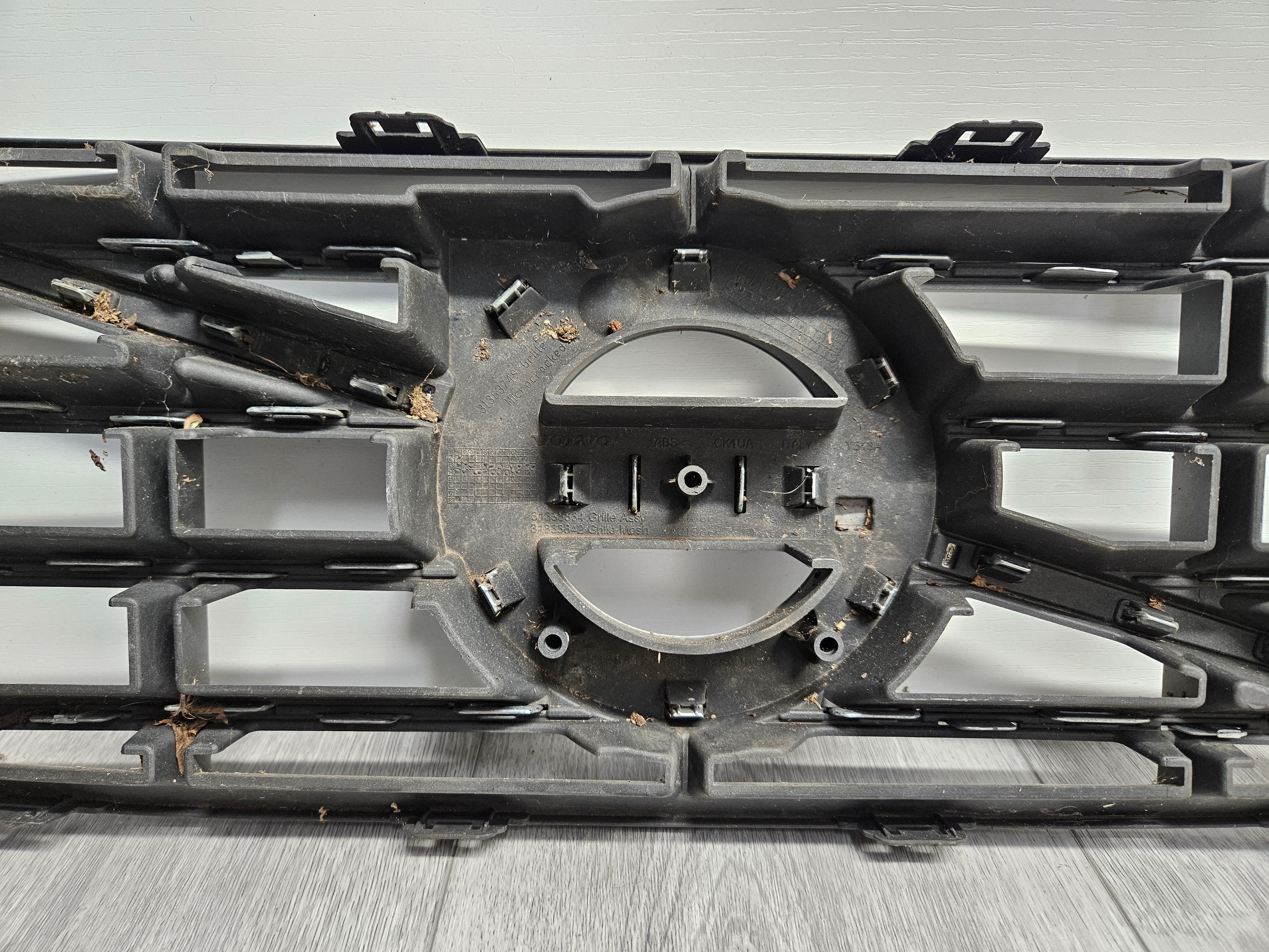 2014 - 2018 VOLVO V60 S60 FRONT BUMPER UPPER GRILLE 31333834