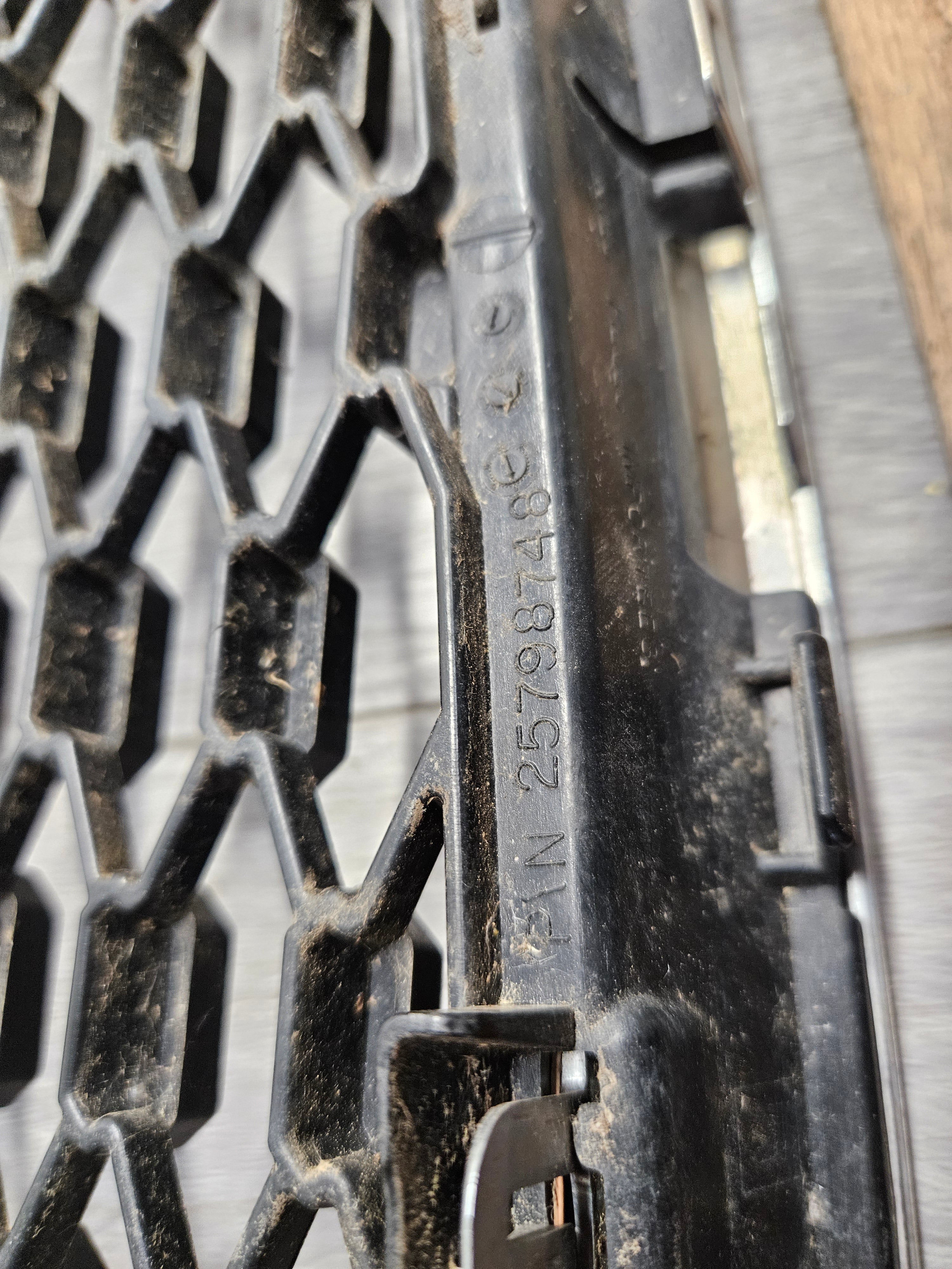 2010 - 2015 CHEVROLET EQUINOX FRONT LOWER GRILLE 25798748
