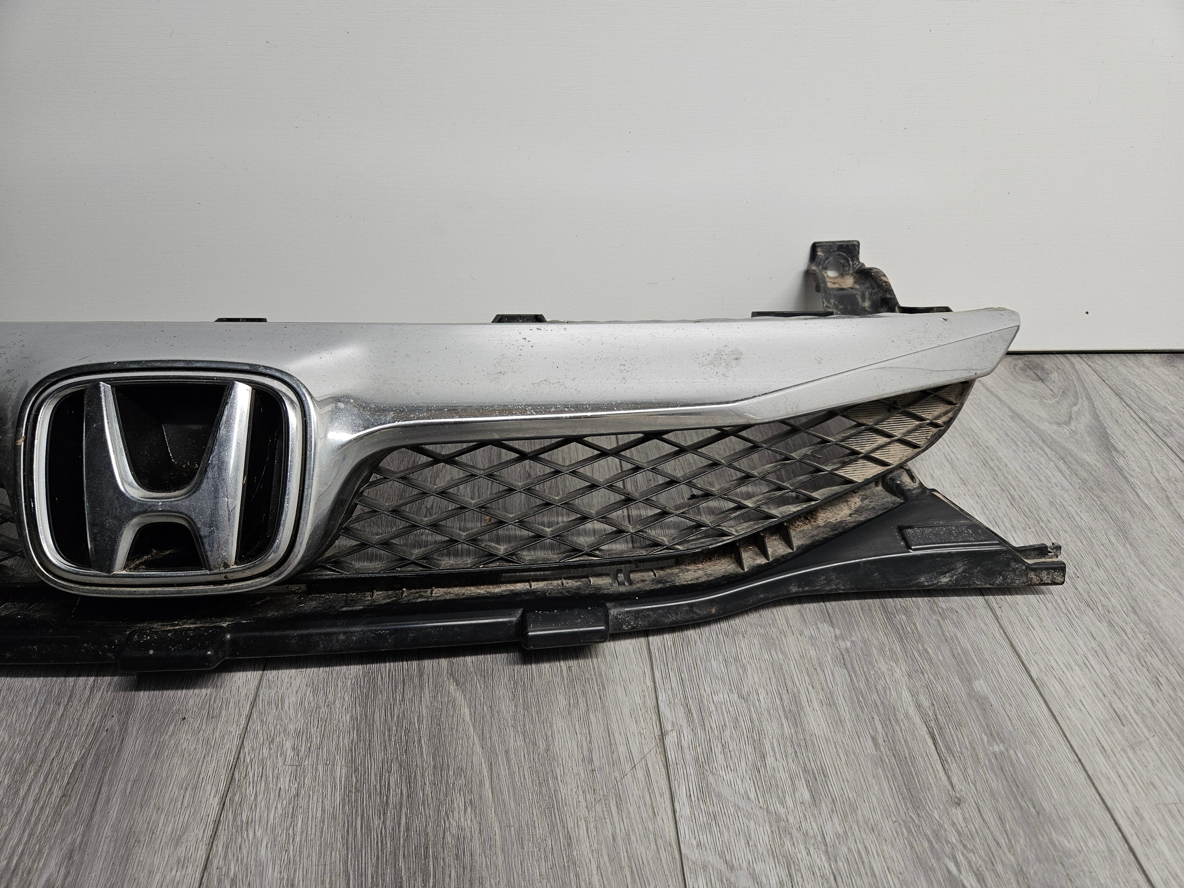 2009 - 2011 HONDA CIVIC FRONT GRILLE 71121-SNA-A500