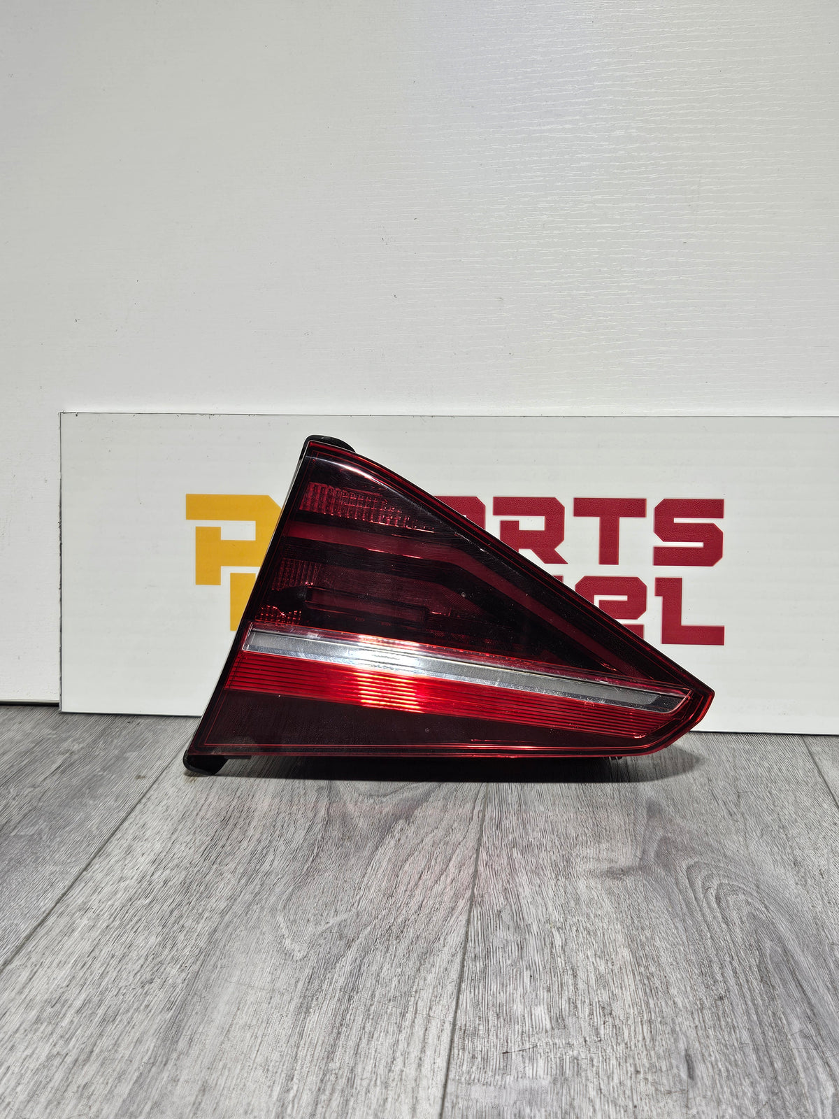 2016-2019 VOLKSWAGEN PASSAT INNER PASSENGER SIDE TAILLIGHT OEM USED.