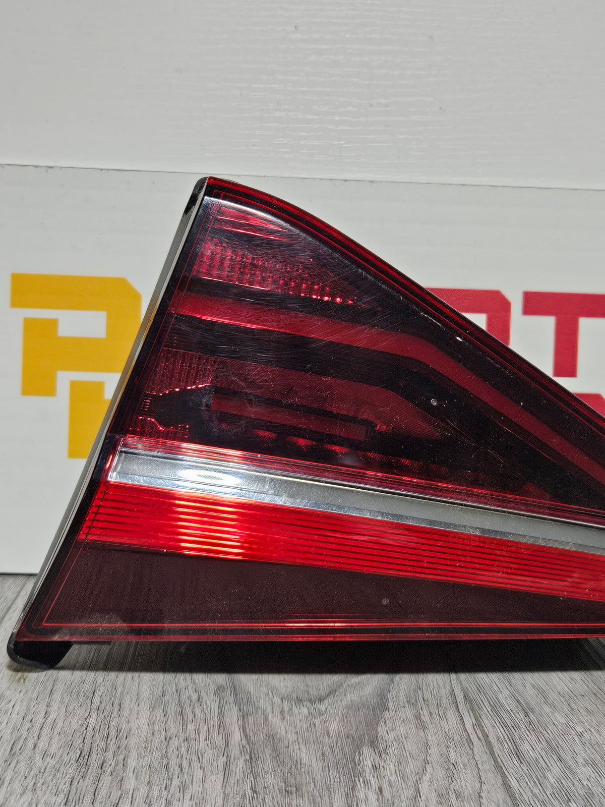 2016-2019 VOLKSWAGEN PASSAT INNER PASSENGER SIDE TAILLIGHT OEM USED.