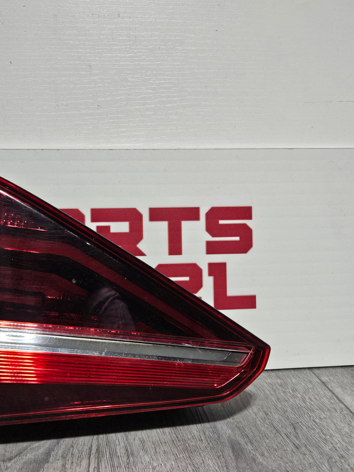 2016-2019 VOLKSWAGEN PASSAT INNER PASSENGER SIDE TAILLIGHT OEM USED.