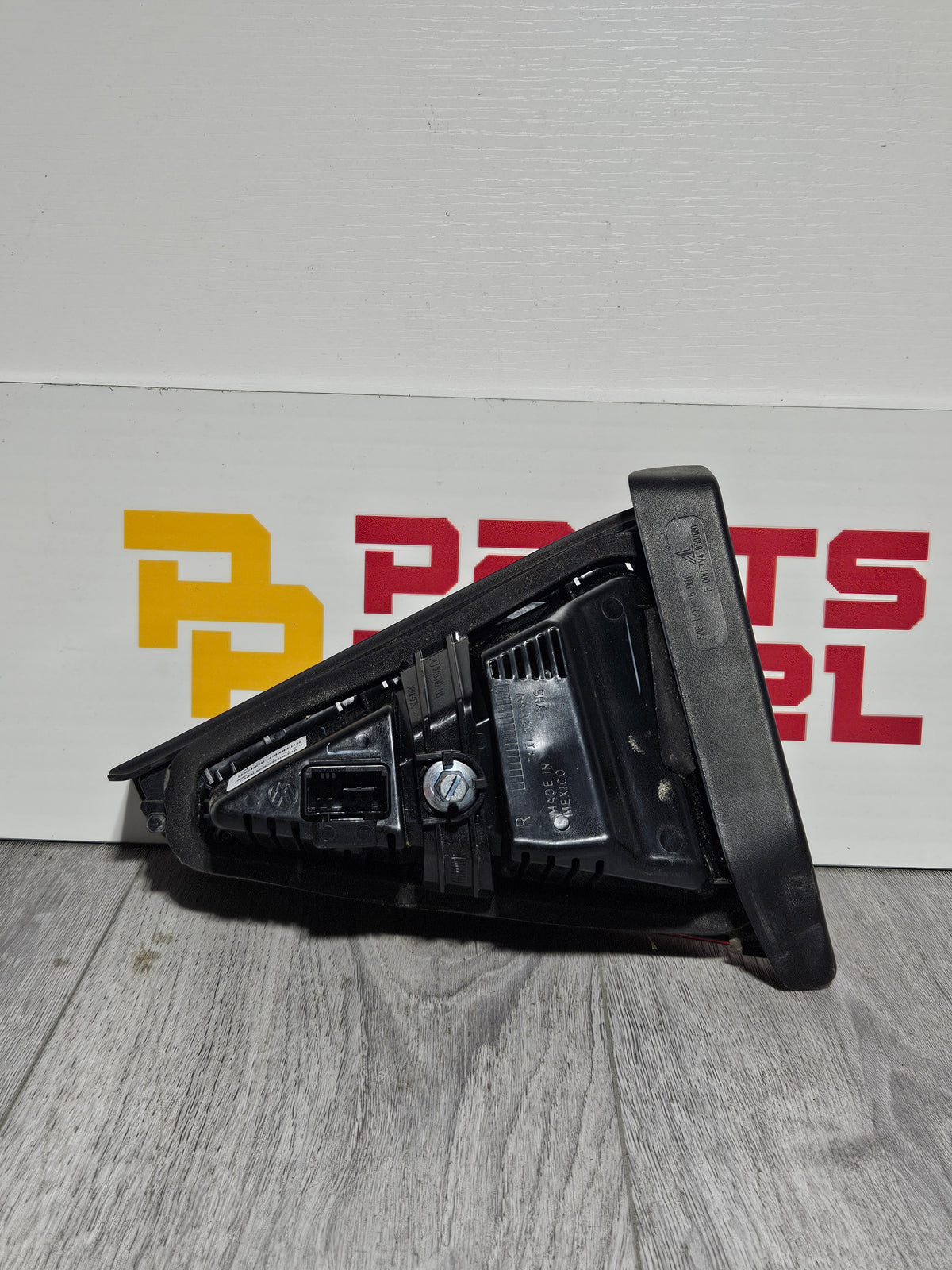 2016-2019 VOLKSWAGEN PASSAT INNER PASSENGER SIDE TAILLIGHT OEM USED.