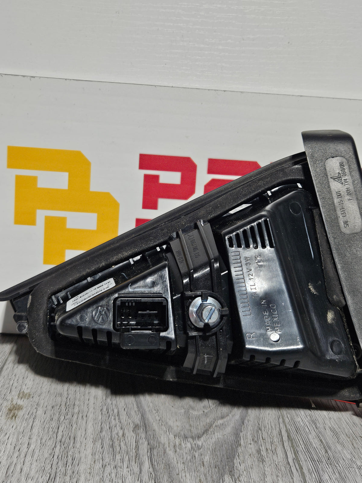 2016-2019 VOLKSWAGEN PASSAT INNER PASSENGER SIDE TAILLIGHT OEM USED.
