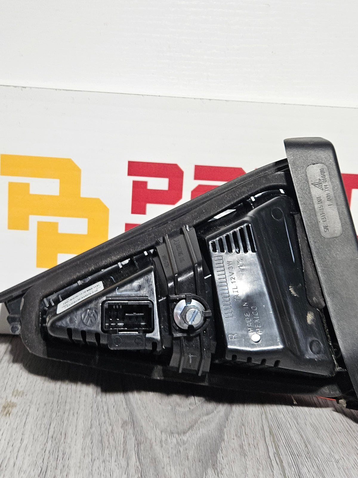 2016-2019 VOLKSWAGEN PASSAT INNER PASSENGER SIDE TAILLIGHT OEM USED.