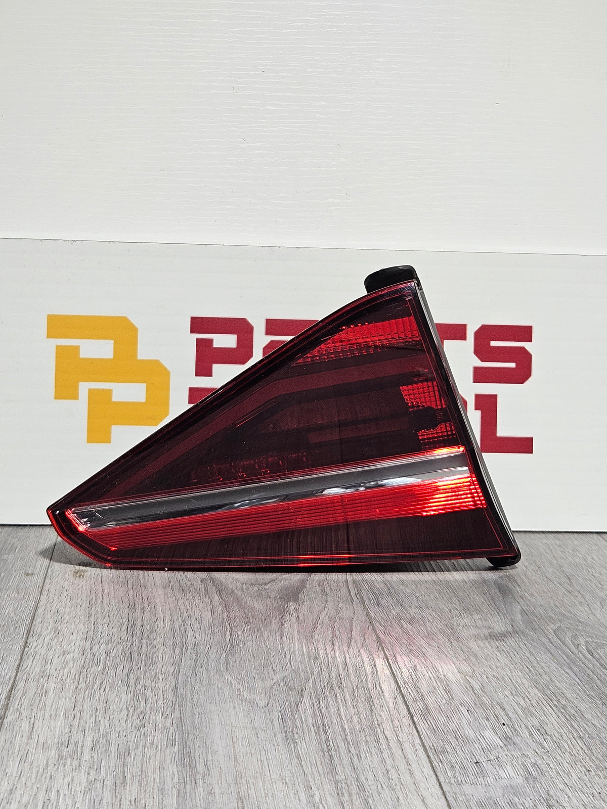 2016-2019 VOLKSWAGEN PASSAT INNER 61.9545.307.C OEM USED.DRIVER SIDE TAILLIGHT