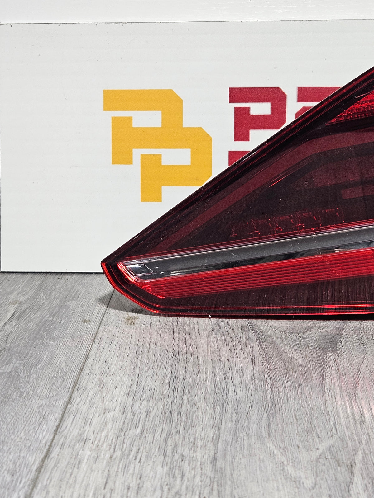 2016-2019 VOLKSWAGEN PASSAT INNER 61.9545.307.C OEM USED.DRIVER SIDE TAILLIGHT