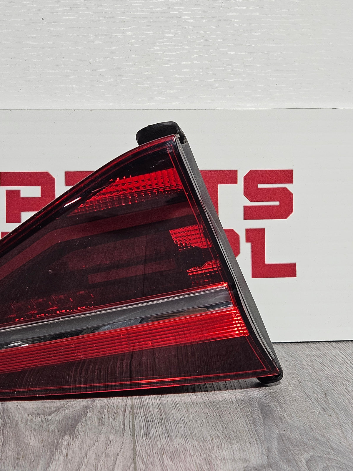 2016-2019 VOLKSWAGEN PASSAT INNER 61.9545.307.C OEM USED.DRIVER SIDE TAILLIGHT