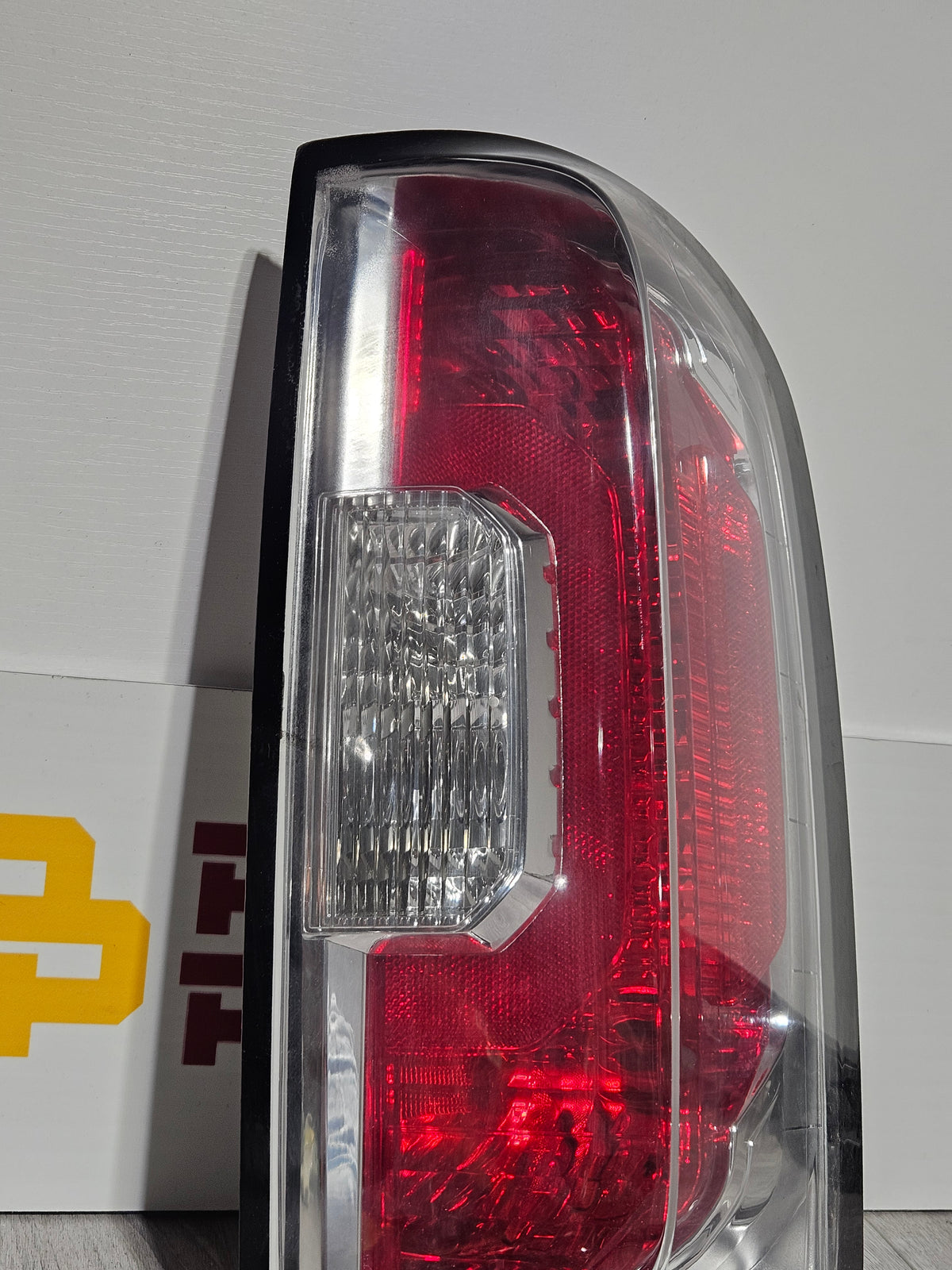 2015-2022 GMC CANYON PASSENGER SIDE TAILLIGHT OEM USED.