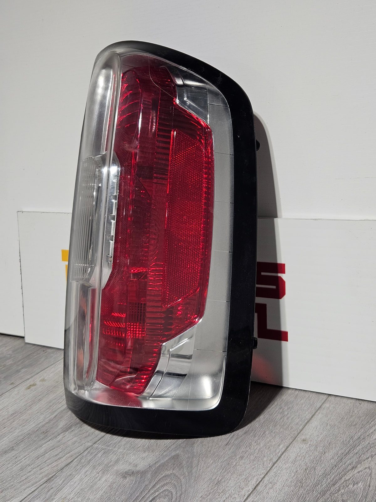 2015-2022 GMC CANYON PASSENGER SIDE TAILLIGHT OEM USED.