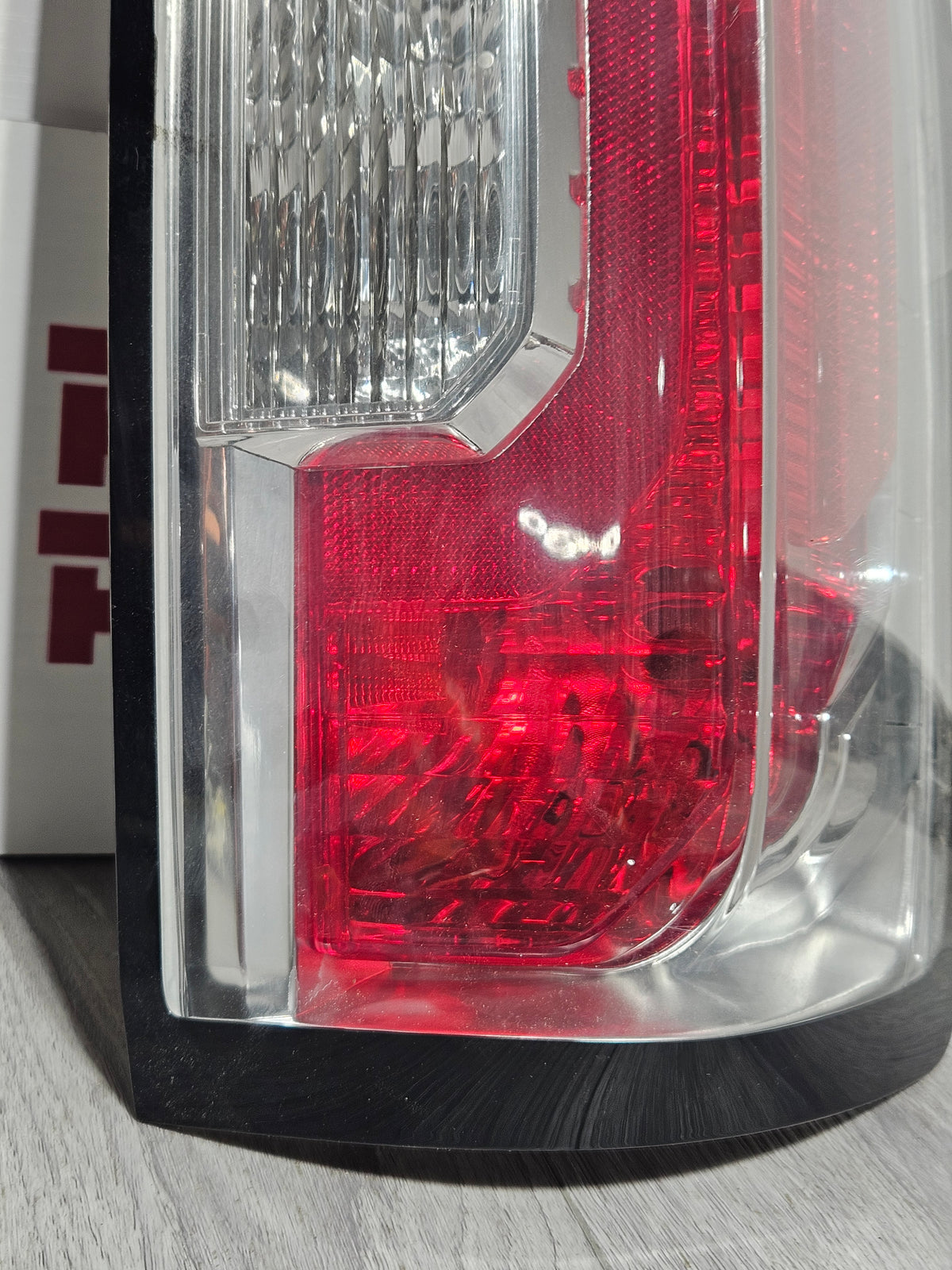 2015-2022 GMC CANYON PASSENGER SIDE TAILLIGHT OEM USED.