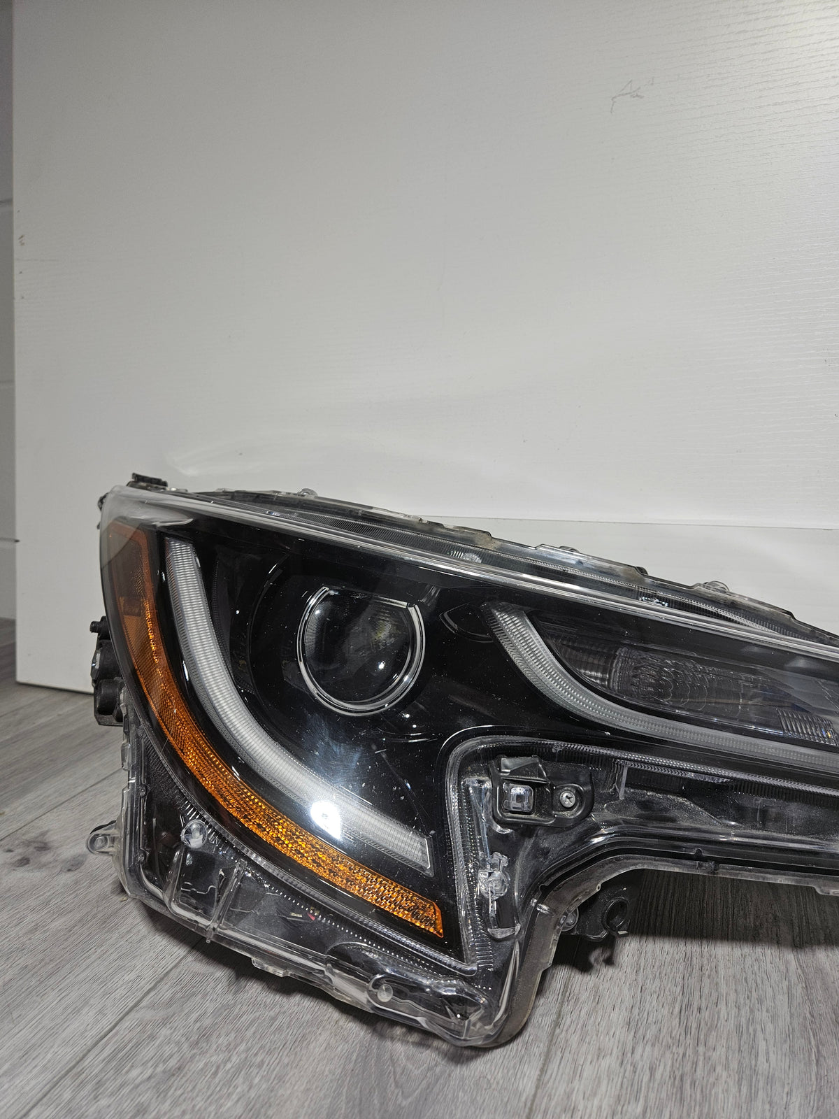 2019-2022 TOYOTA COROLLA PASSENGER SIDE LED HEADLIGHT OEM USED.
