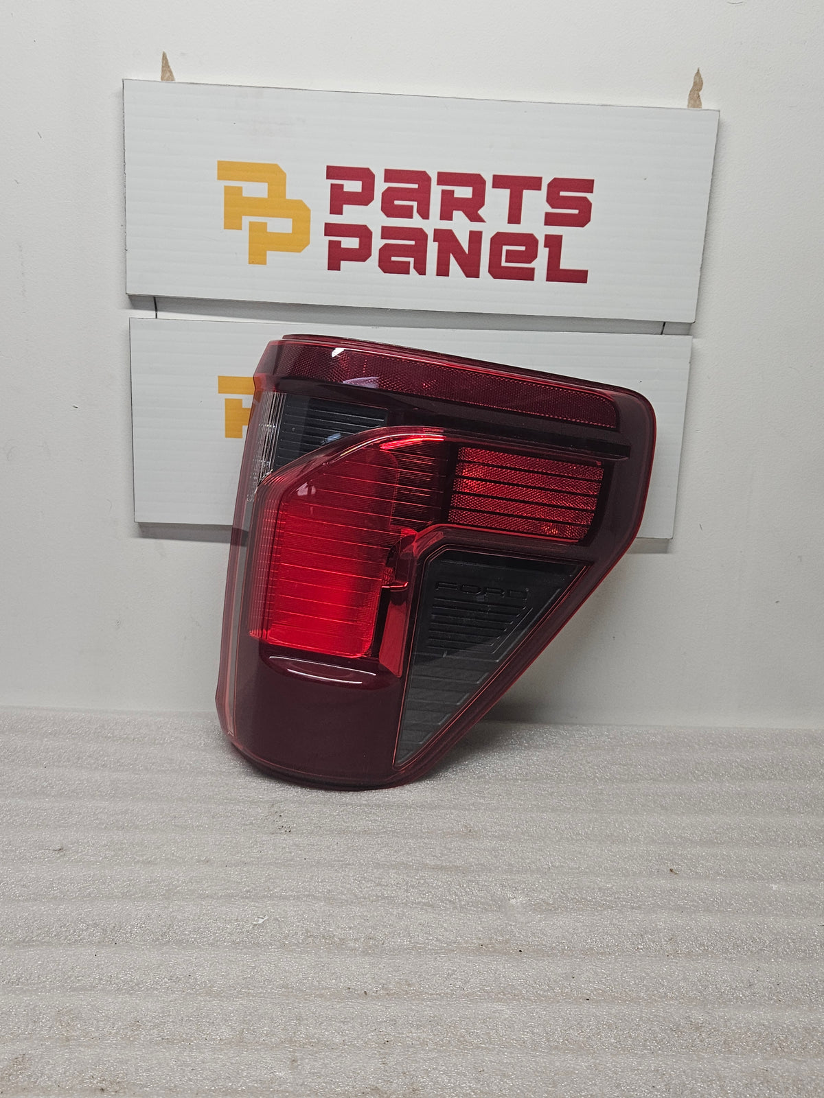 2024-2026 FORD F-150 PASSENGER SIDE TAILLIGHT OEM USED.
