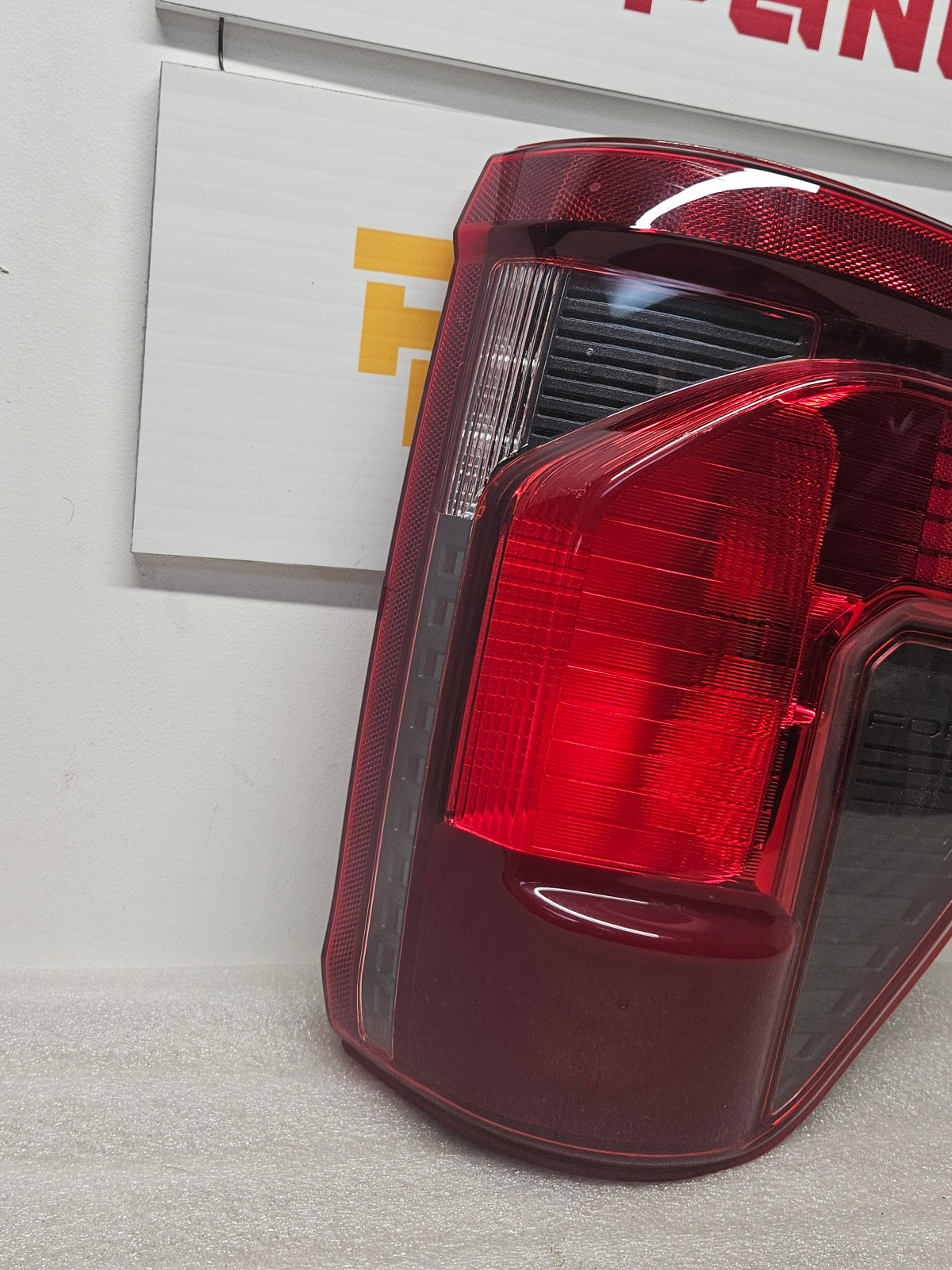 2024-2026 FORD F-150 PASSENGER SIDE TAILLIGHT OEM USED.