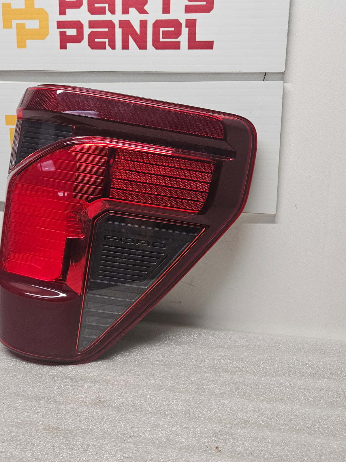 2024-2026 FORD F-150 PASSENGER SIDE TAILLIGHT OEM USED.