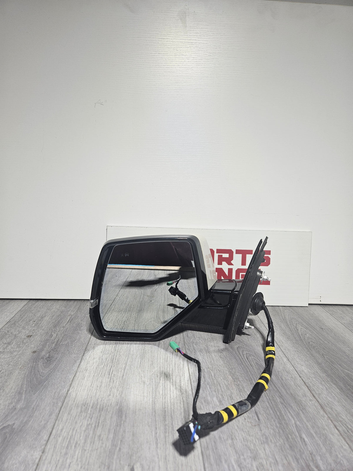 2015-2020 CADILLAC ESCALADE DRIVER SIDE DOOR MIRROR OEM USED