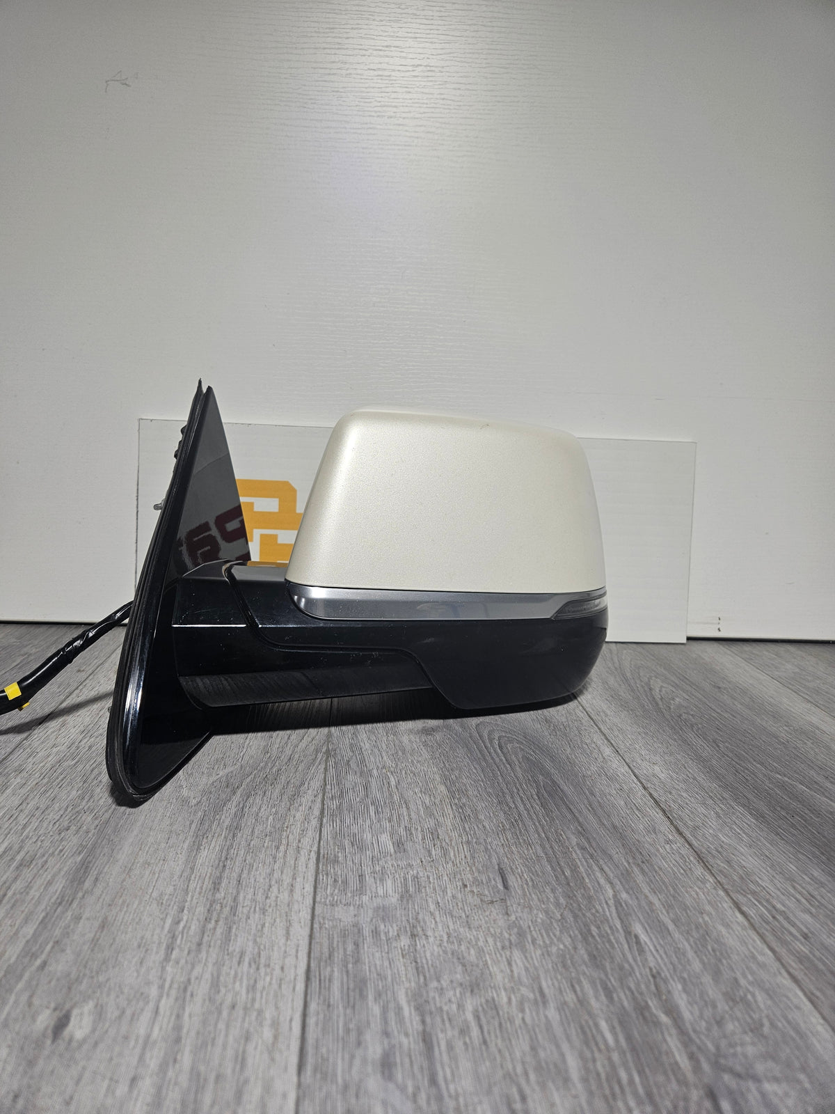 2015-2020 CADILLAC ESCALADE DRIVER SIDE DOOR MIRROR OEM USED