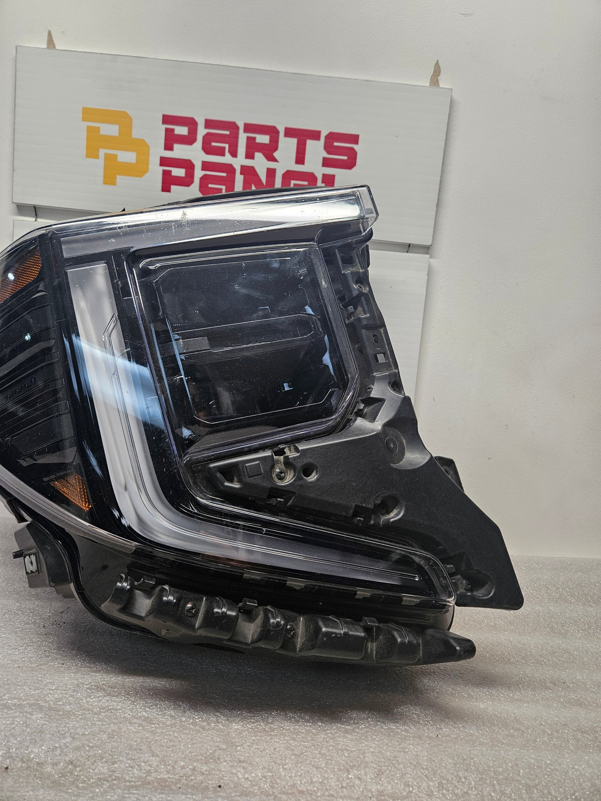 2022-2026 GMC SIERRA 1500 PASSENGER SIDE LED HEADLIGHT OEM USED
