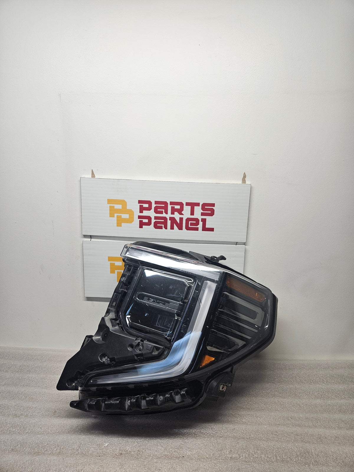2022-2026 GMC SIERRA 1500 DRIVER SIDE LED HEADLIGHT OEM USED.