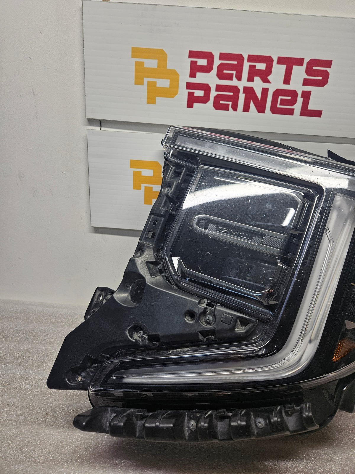 2022-2026 GMC SIERRA 1500 DRIVER SIDE LED HEADLIGHT OEM USED.