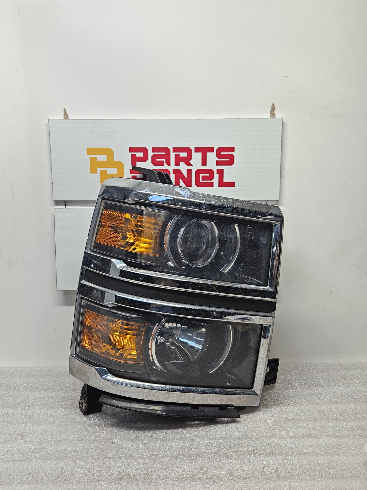 2014-2015 CHEVY SILVERADO 1500 PASSENGER SIDE HALOGEN HEADLIGHT OEM USED 23172787