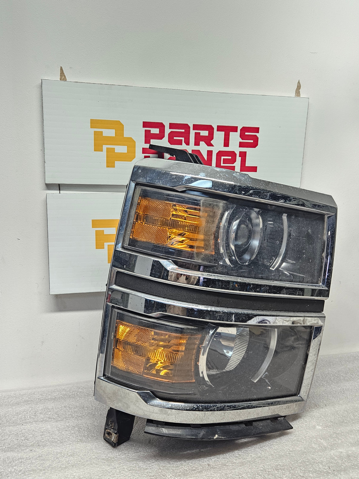 2014-2015 CHEVY SILVERADO 1500 PASSENGER SIDE HALOGEN HEADLIGHT OEM USED 23172787
